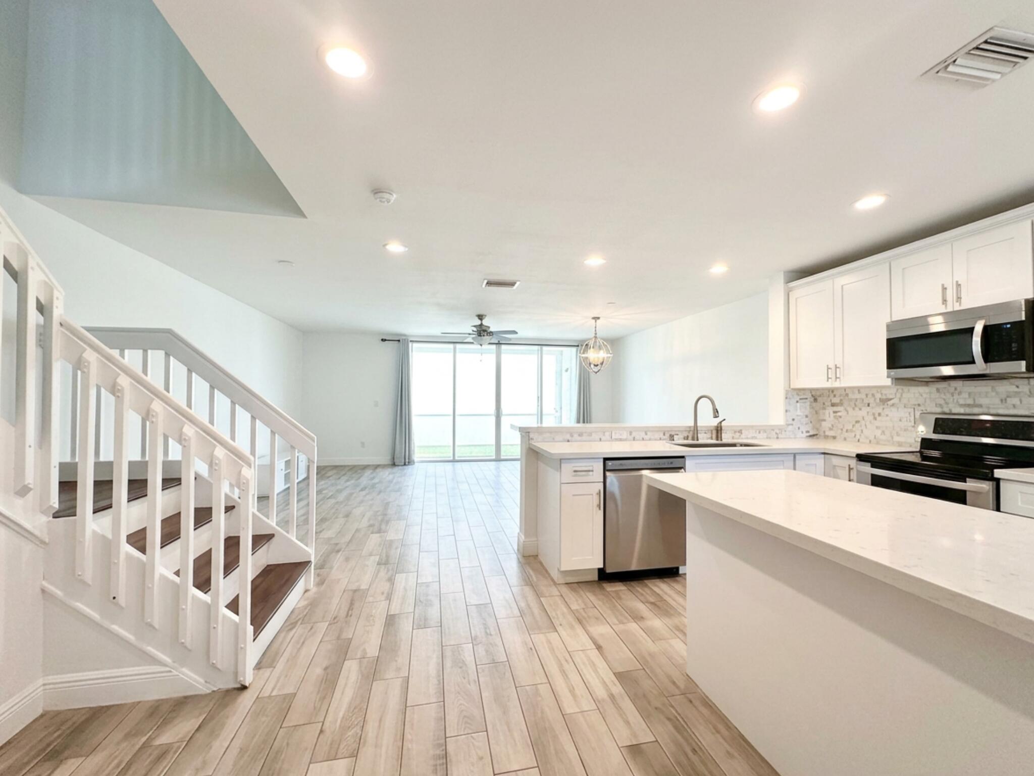 LAKES OF WOODHAVEN I & II COND - Residential Lease