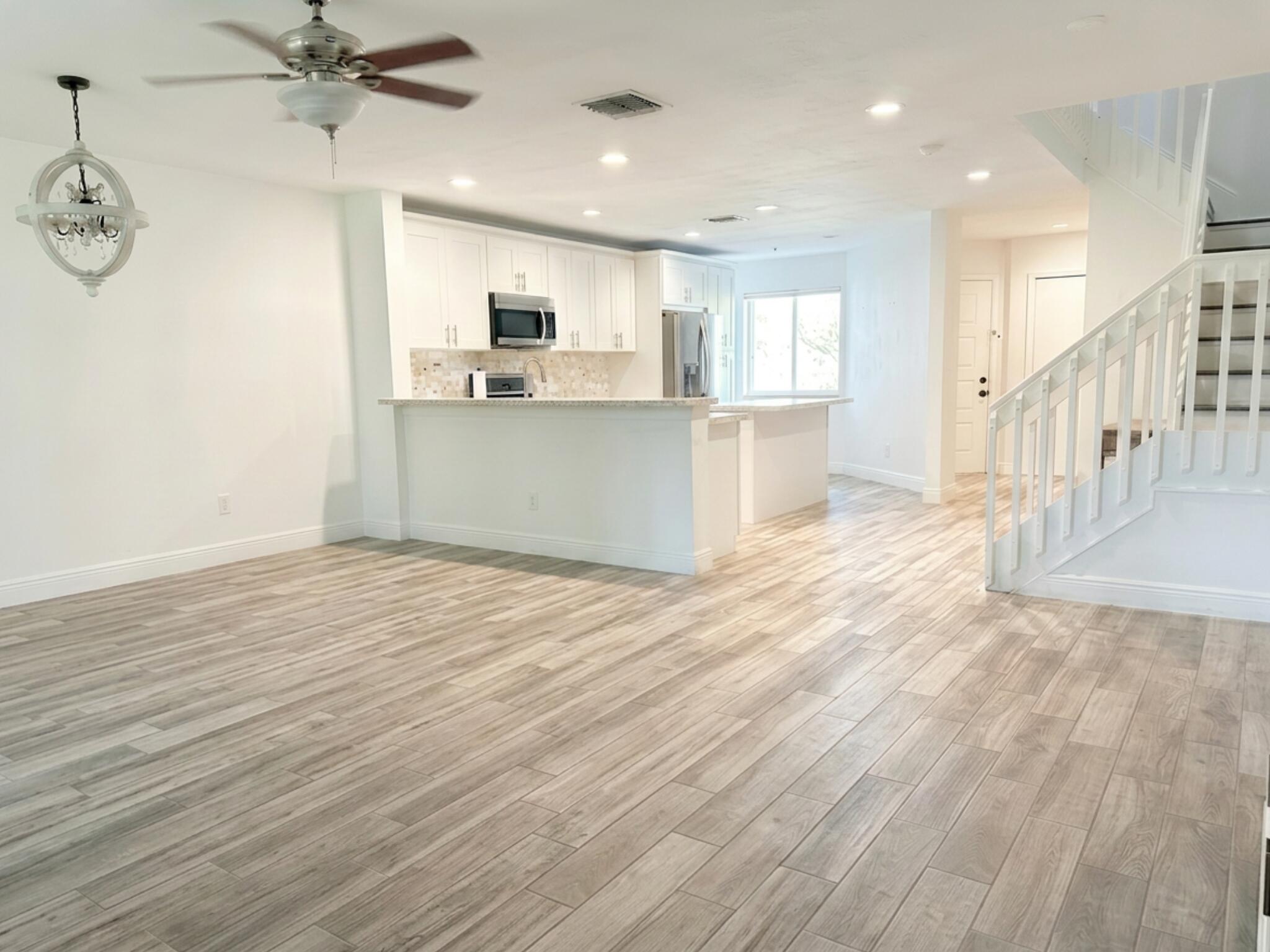LAKES OF WOODHAVEN I & II COND - Residential Lease