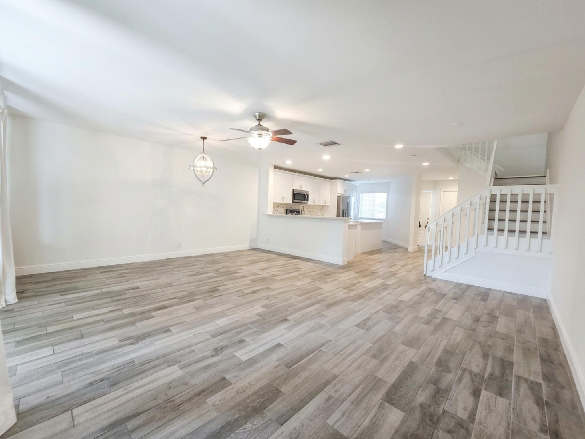 LAKES OF WOODHAVEN I & II COND - Residential Lease
