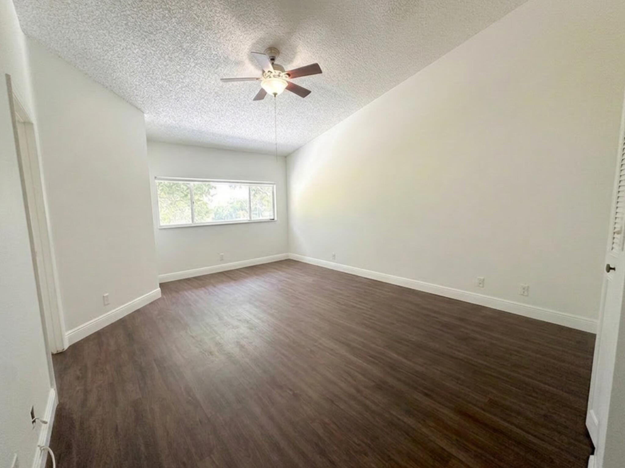 LAKES OF WOODHAVEN I & II COND - Residential Lease