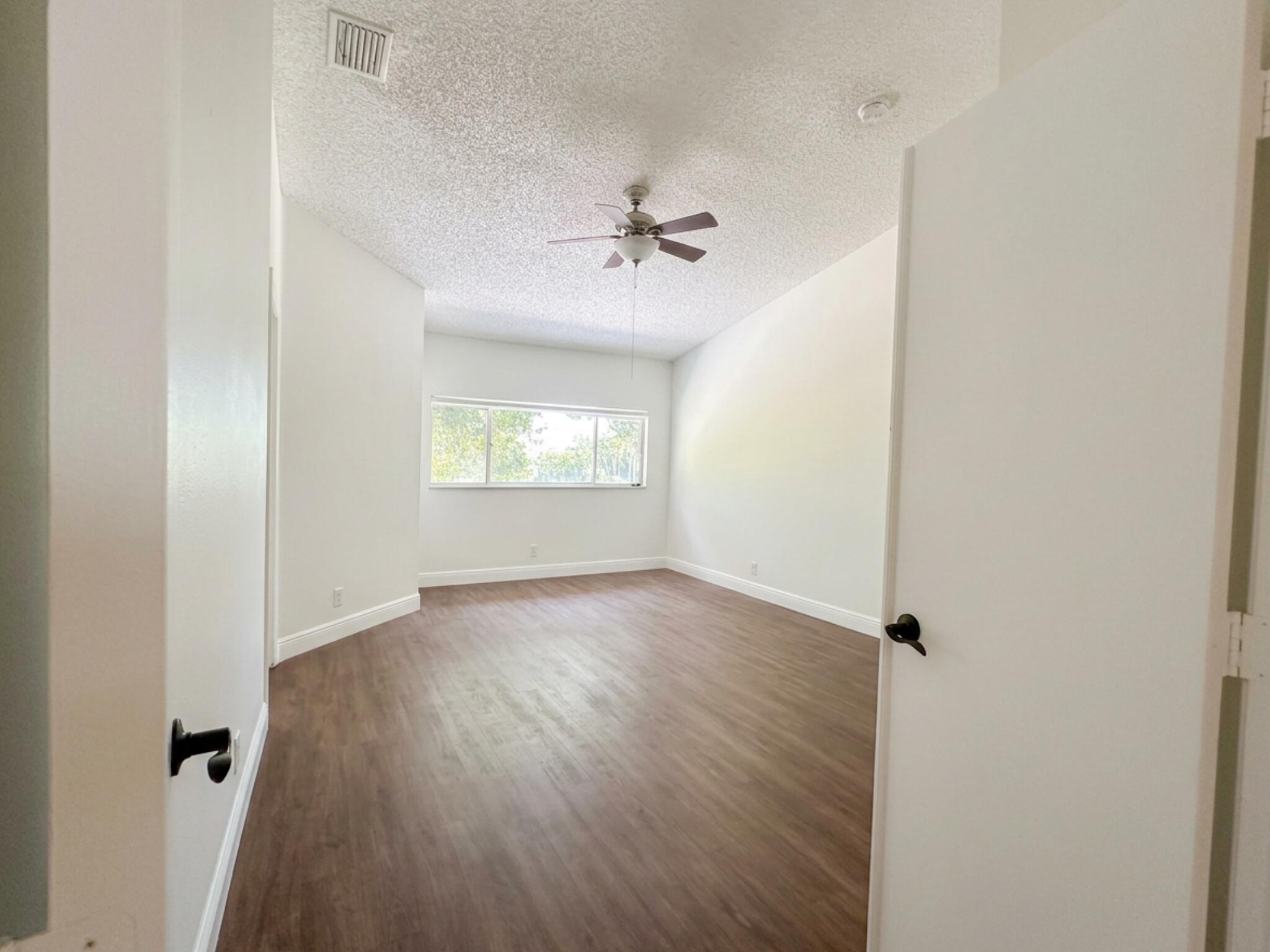 LAKES OF WOODHAVEN I & II COND - Residential Lease