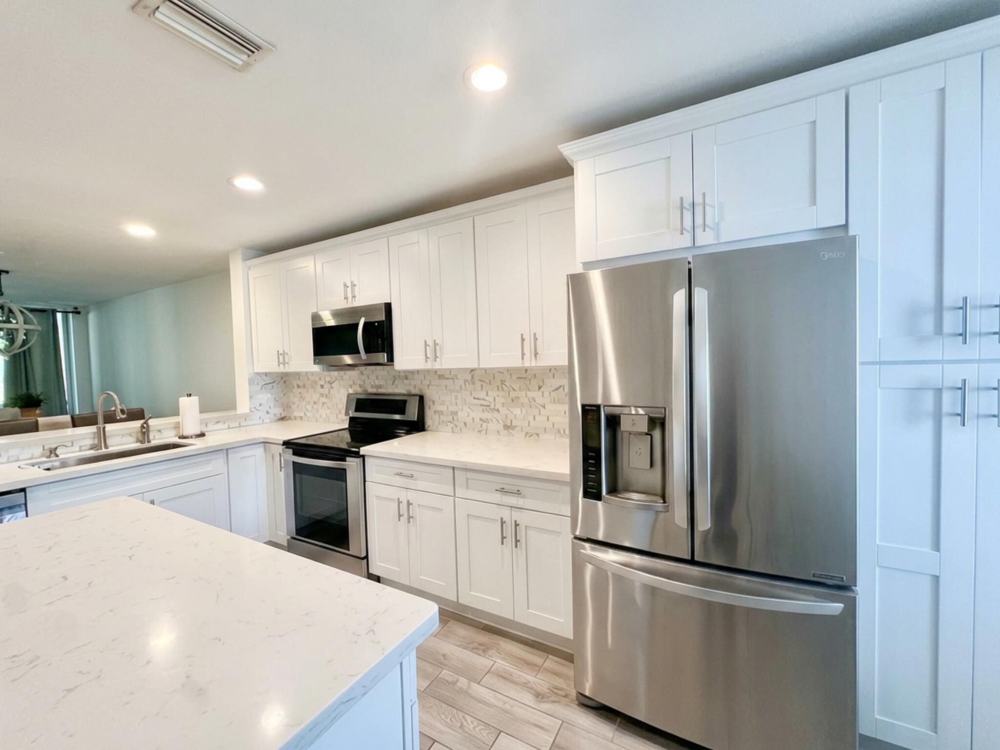 LAKES OF WOODHAVEN I & II COND - Residential Lease