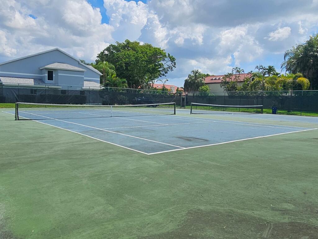 LAKES OF WOODHAVEN I & II COND - Residential Lease