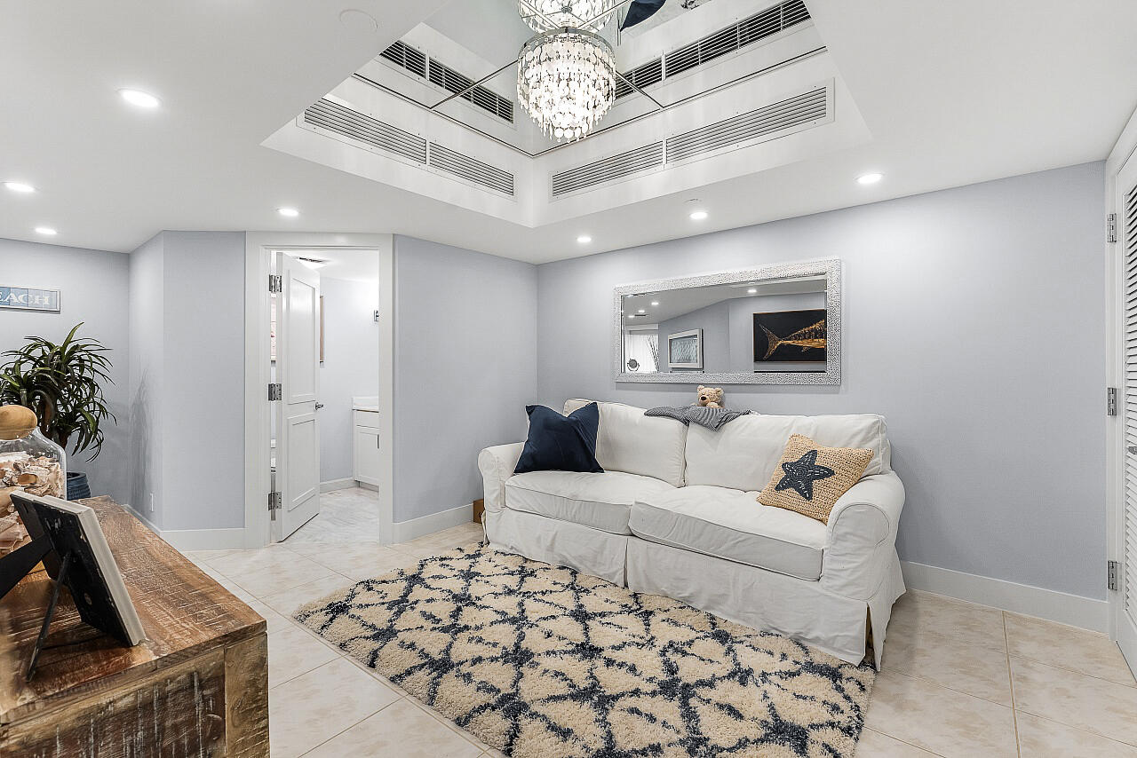 OLD PORT COVE LAKE POINT TOWER CONDO - Residential