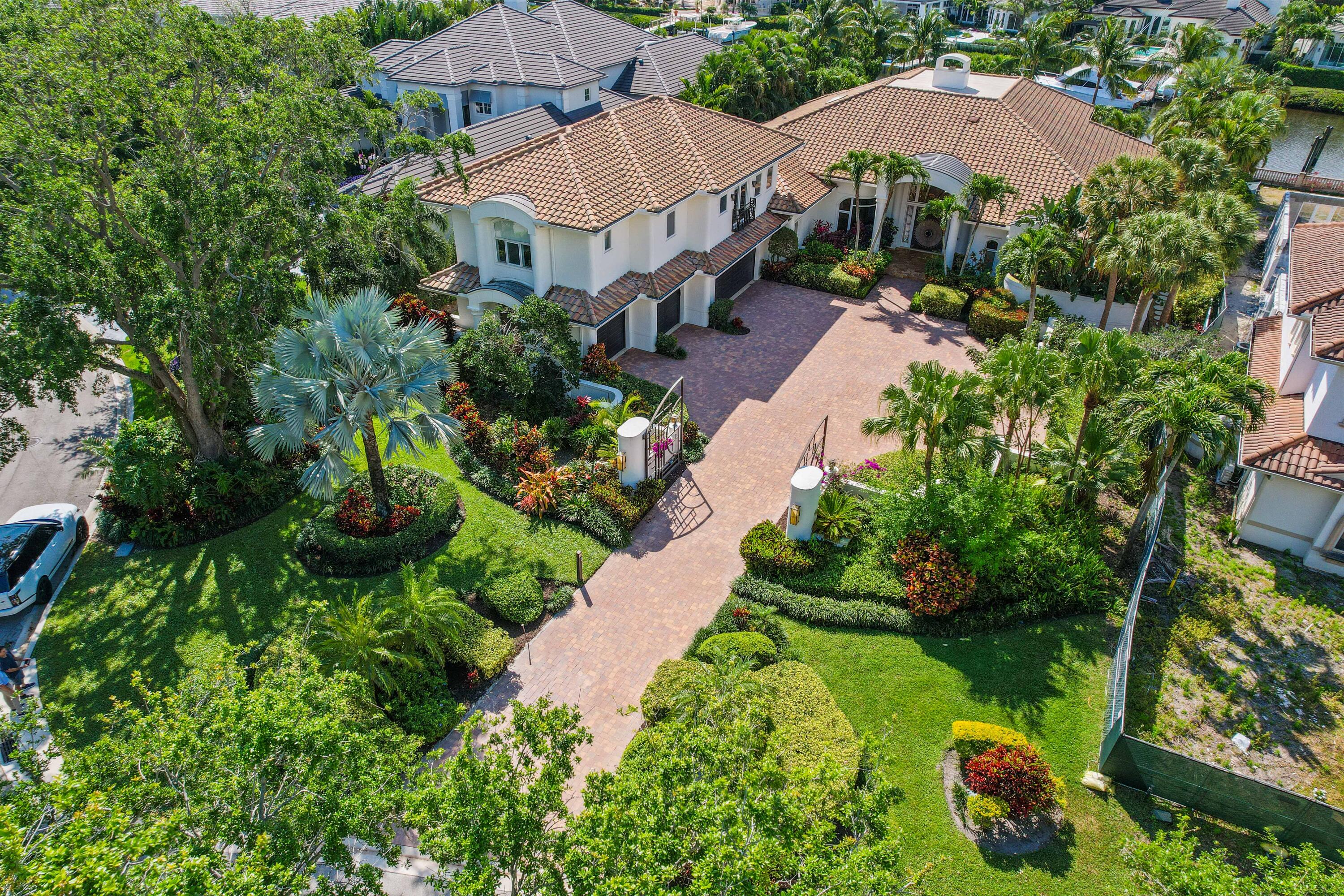 ADMIRALS COVE - Residential