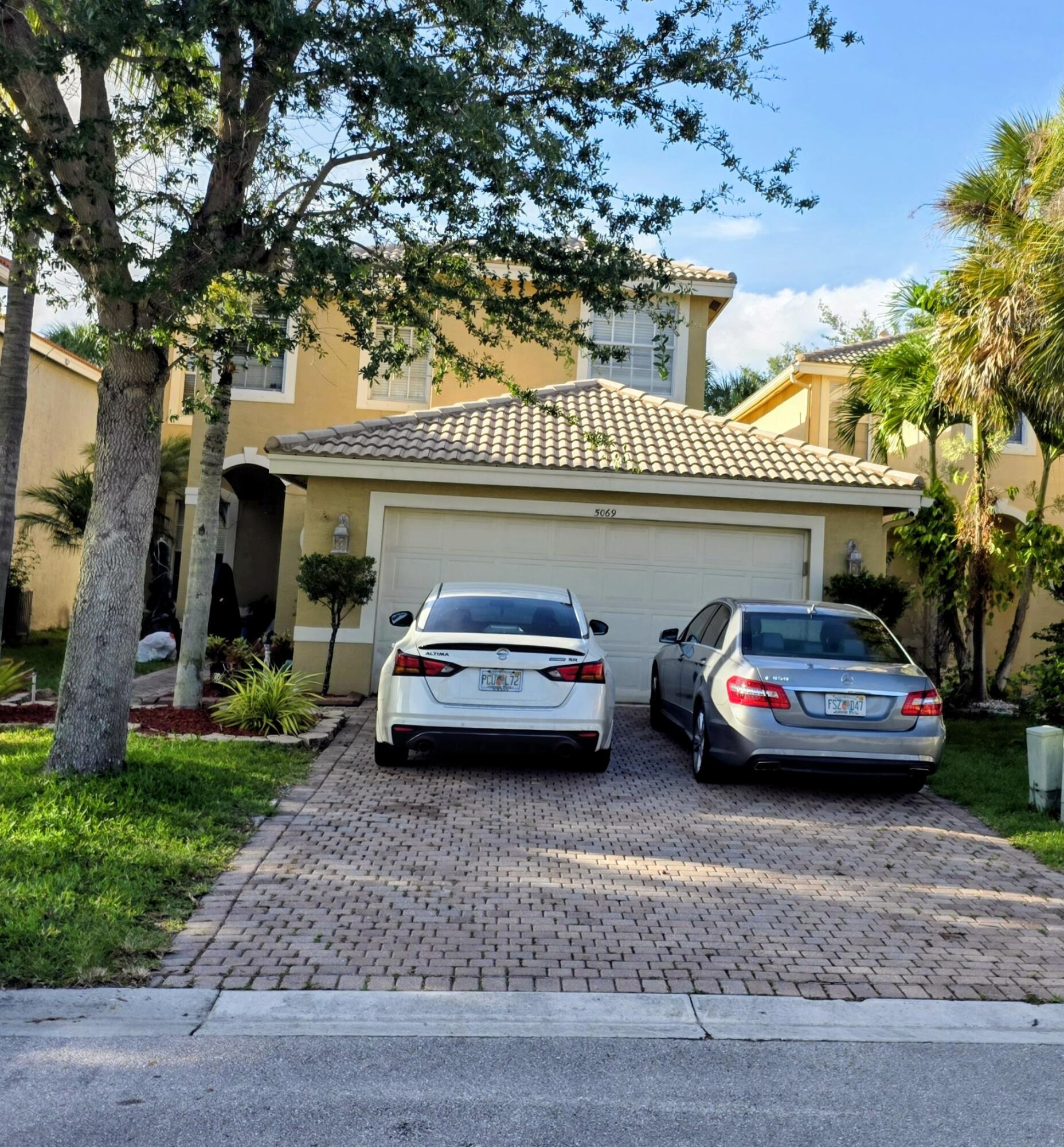 WELCOME TO THIS SPACIOUS 5/3/2 IN NAUTICA ISLES, HOME FEATURES A GUEST BEDROOM AND FULL BATHROOM DOWNSTAIRS. LARGE OPEN AND EAT IN KITCHEN, OPENS TO THE FAMILY RM WHICH HAS SLIDING GLASS DOORS TO THE POOL AREA. MASTER SUITE FEATURES 2 WALK IN CLOSETS, HIS/HERS VANITIES, ROMAN TUB AND  SHOWER. LAUNDRY ROOM UPSTAIRS, VERY CONVENIENT. FENCED  PRIVATE BACKYARD, NO NEIGHBOURS BEHIND.