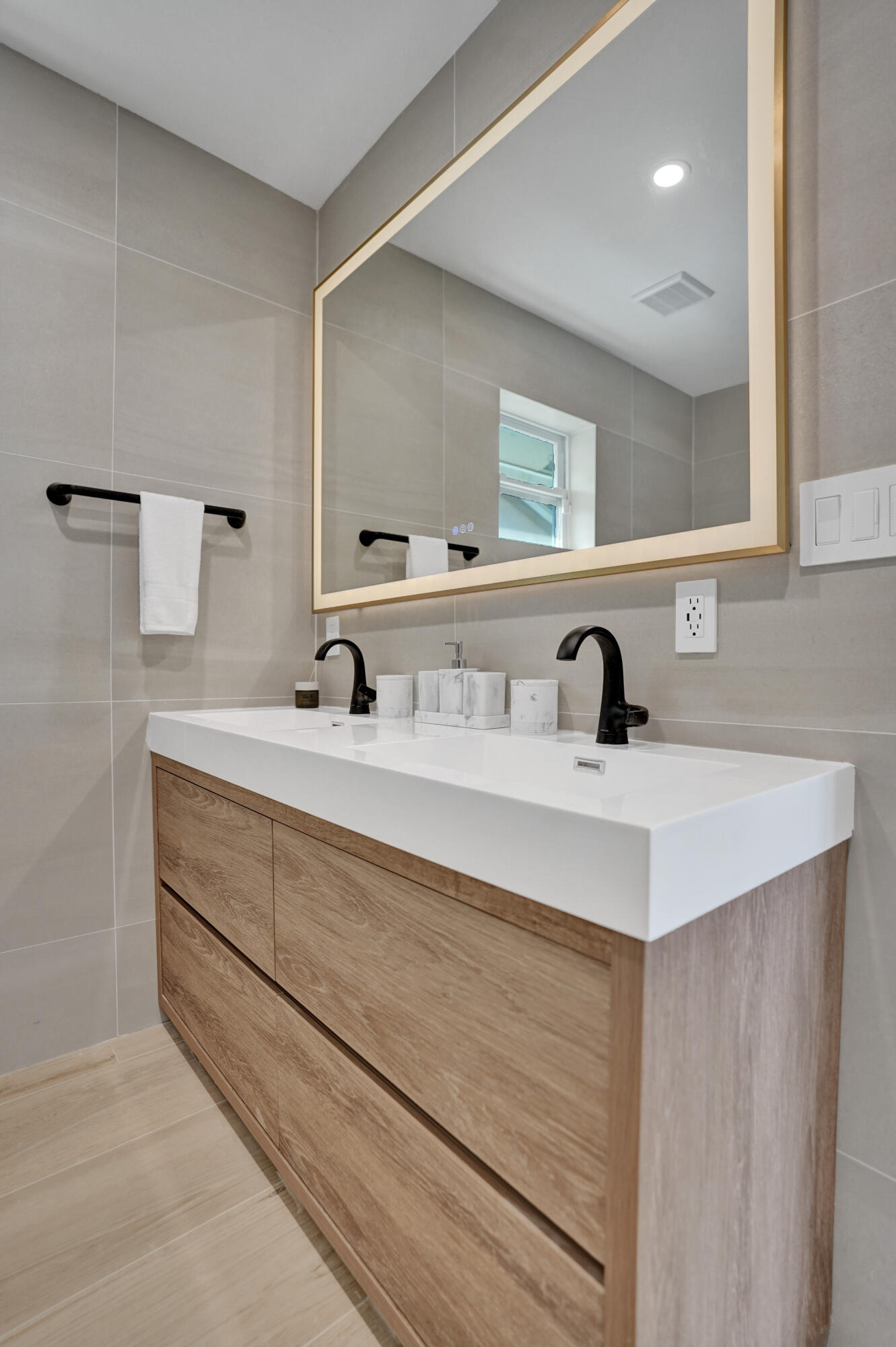 TROPIC ISLE 4TH SEC - Residential