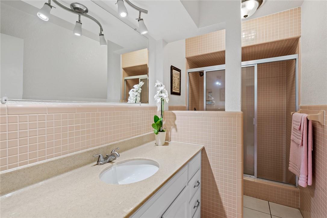 Hollywood Hills 6-22 B - Residential
