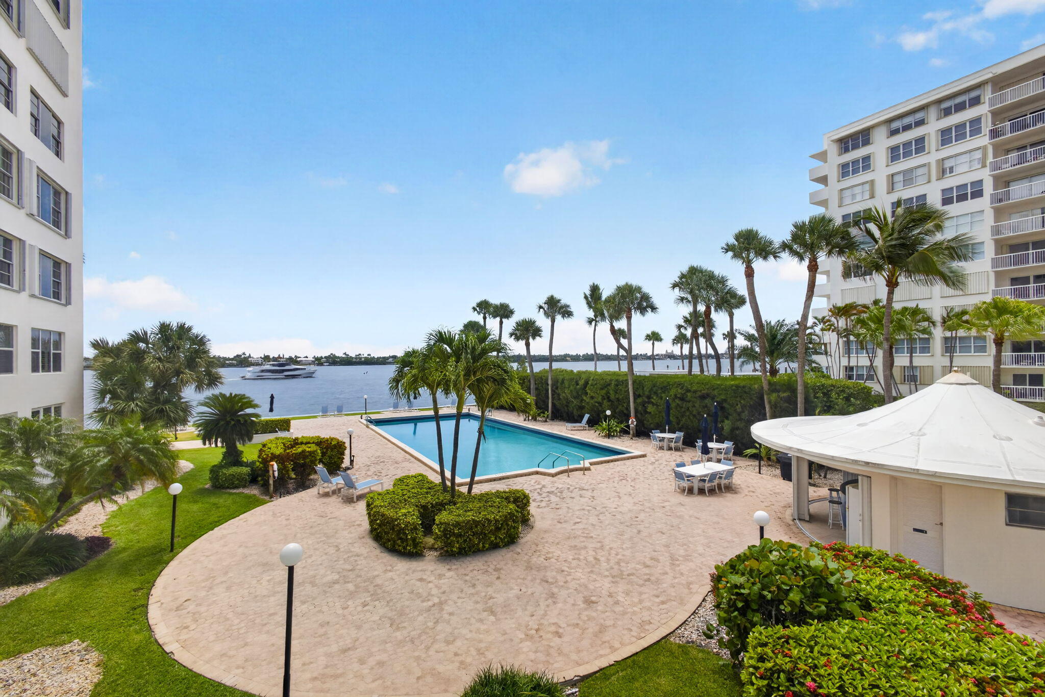 LA FONTANA APTS OF PALM BEACH INC - Residential Lease