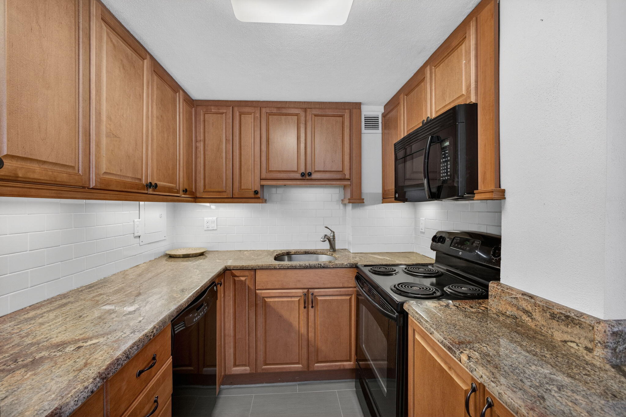LA FONTANA APTS OF PALM BEACH INC - Residential Lease