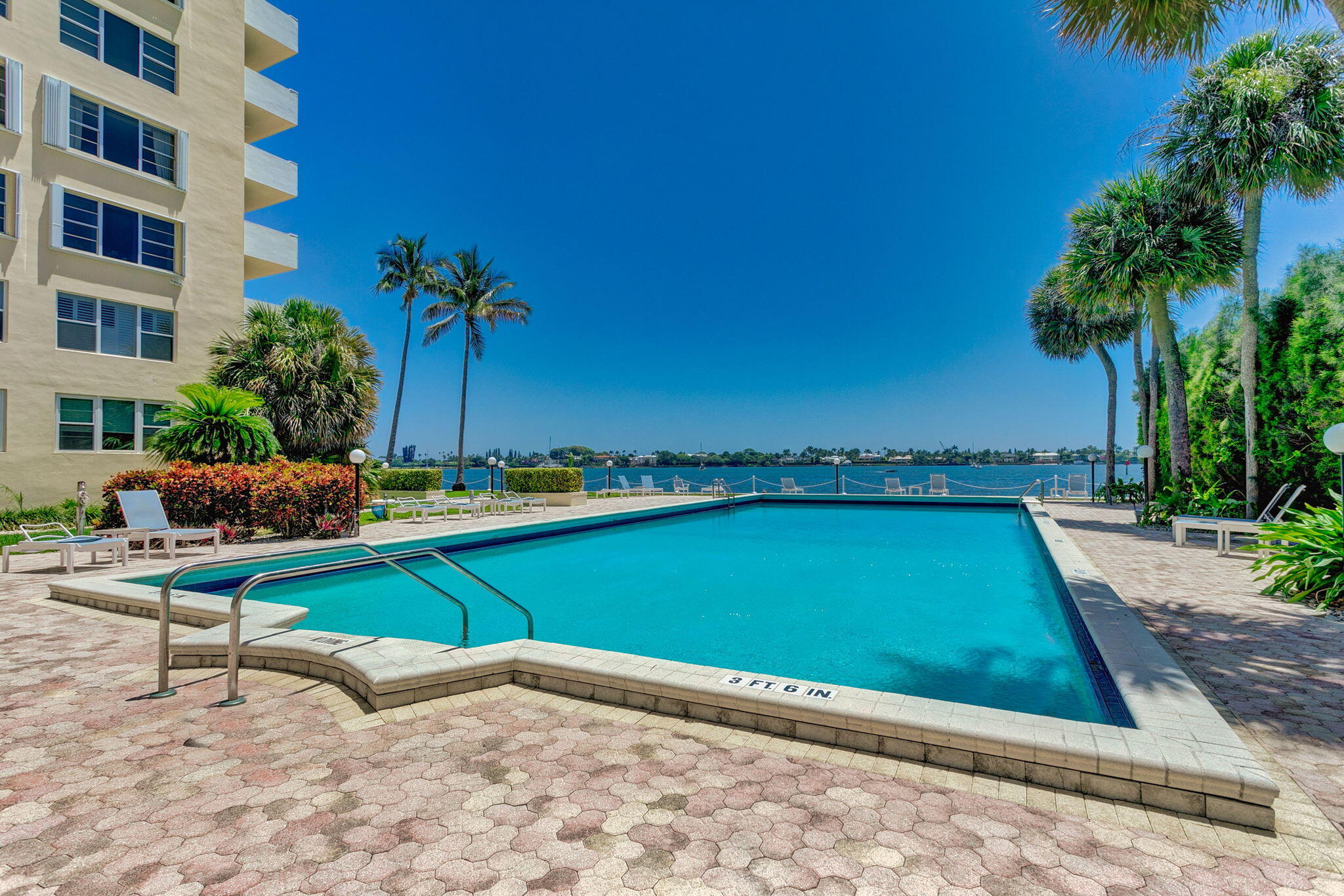 LA FONTANA APTS OF PALM BEACH INC - Residential Lease