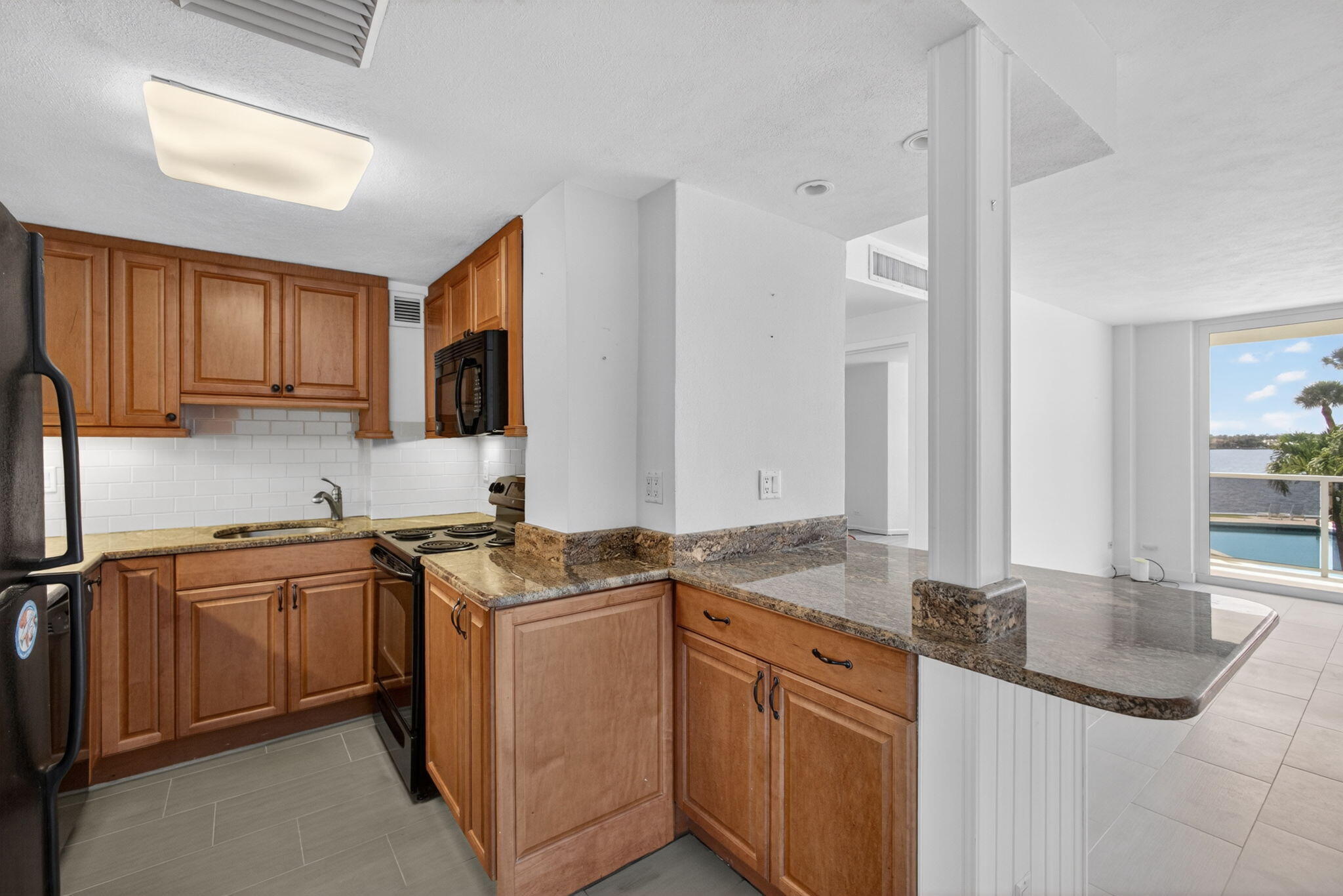LA FONTANA APTS OF PALM BEACH INC - Residential Lease