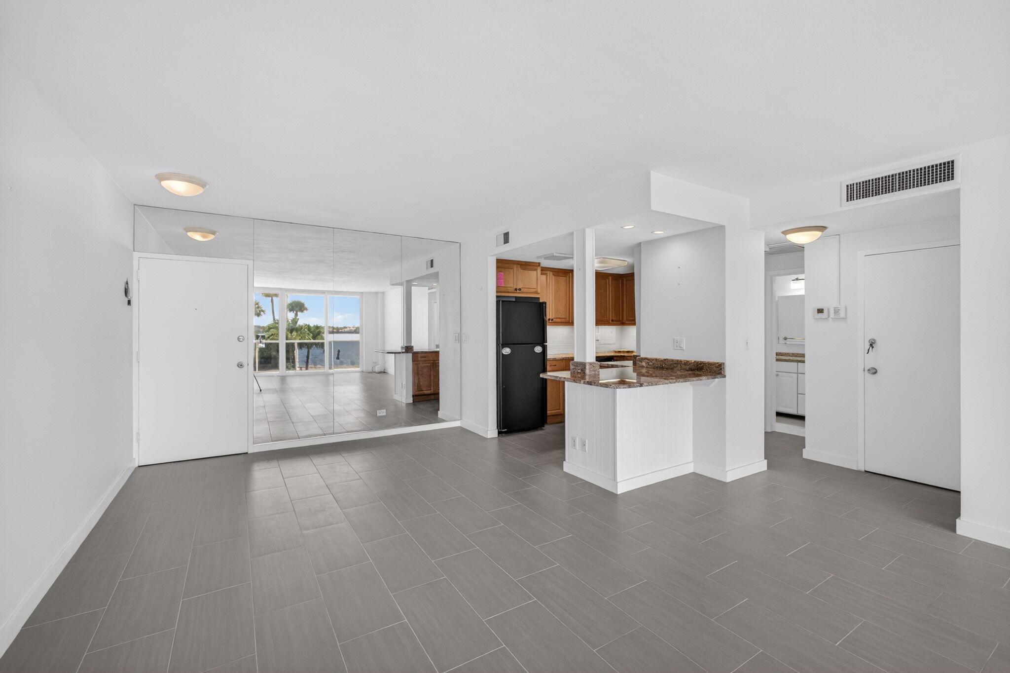 LA FONTANA APTS OF PALM BEACH INC - Residential Lease