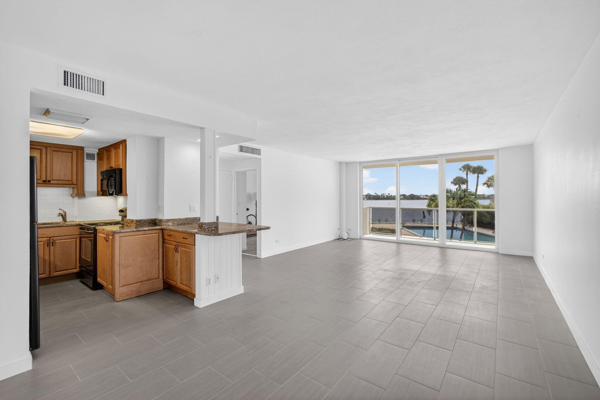LA FONTANA APTS OF PALM BEACH INC - Residential Lease