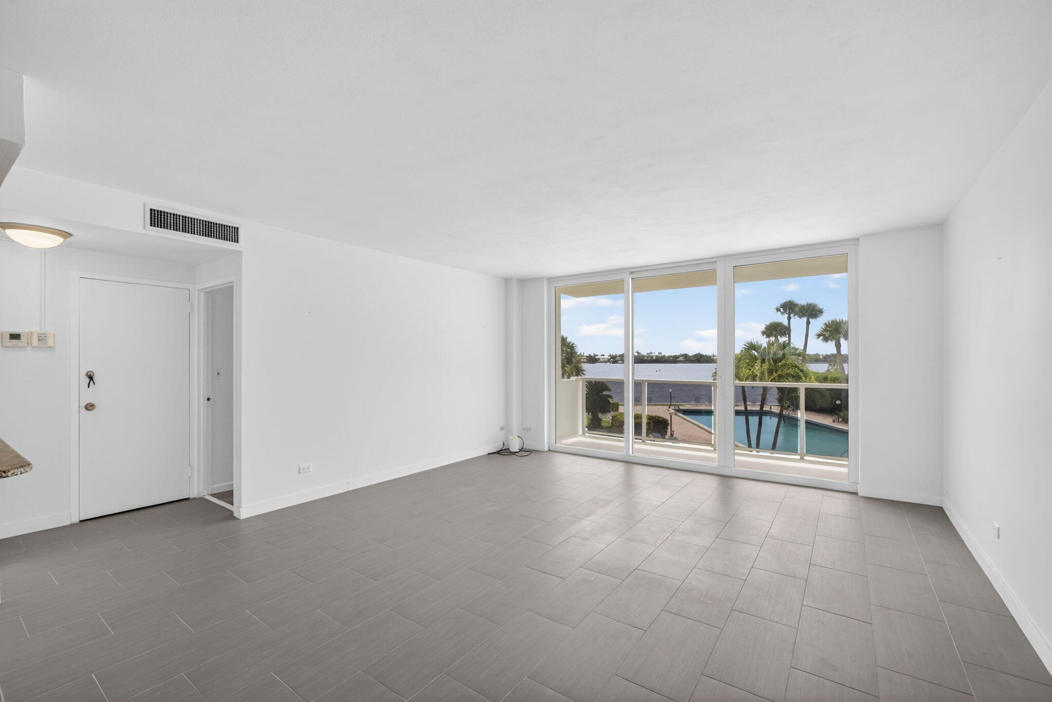 LA FONTANA APTS OF PALM BEACH INC - Residential Lease