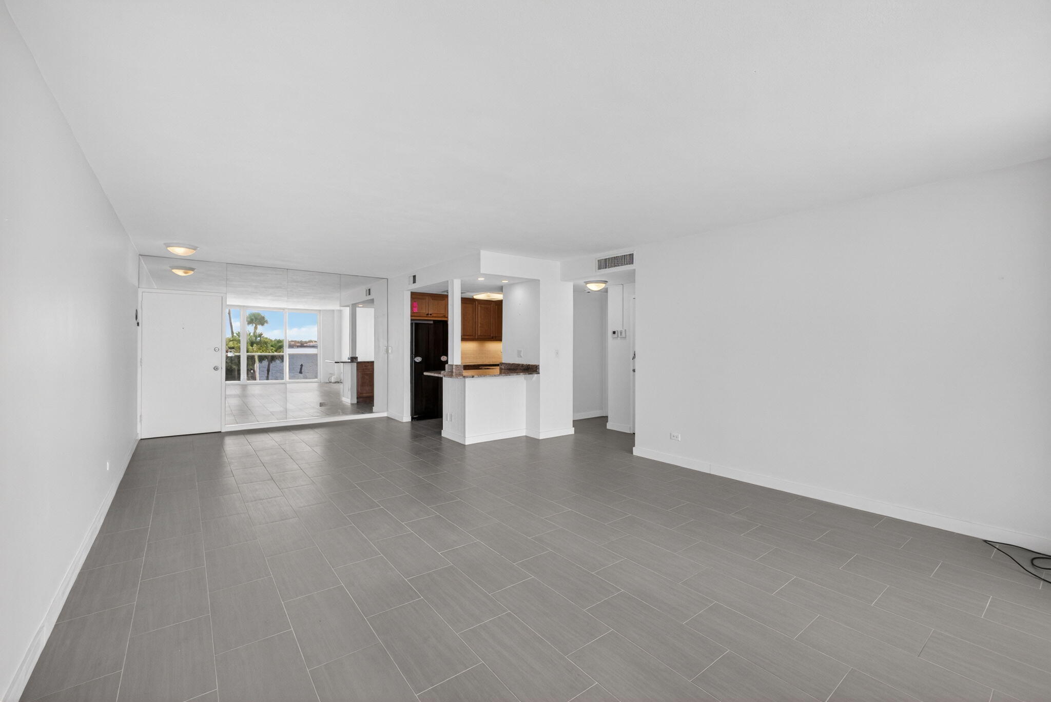 LA FONTANA APTS OF PALM BEACH INC - Residential Lease