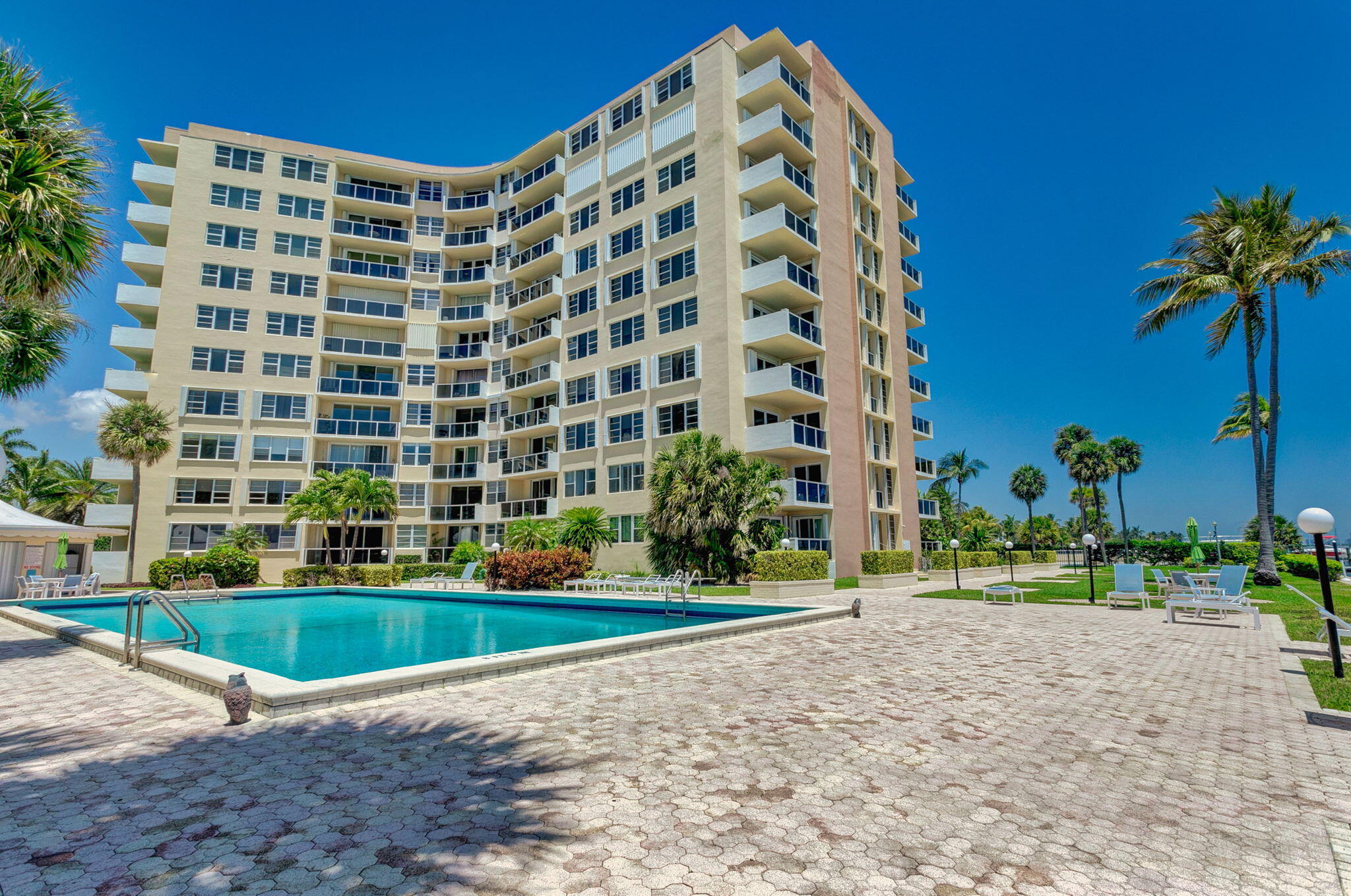 LA FONTANA APTS OF PALM BEACH INC - Residential Lease