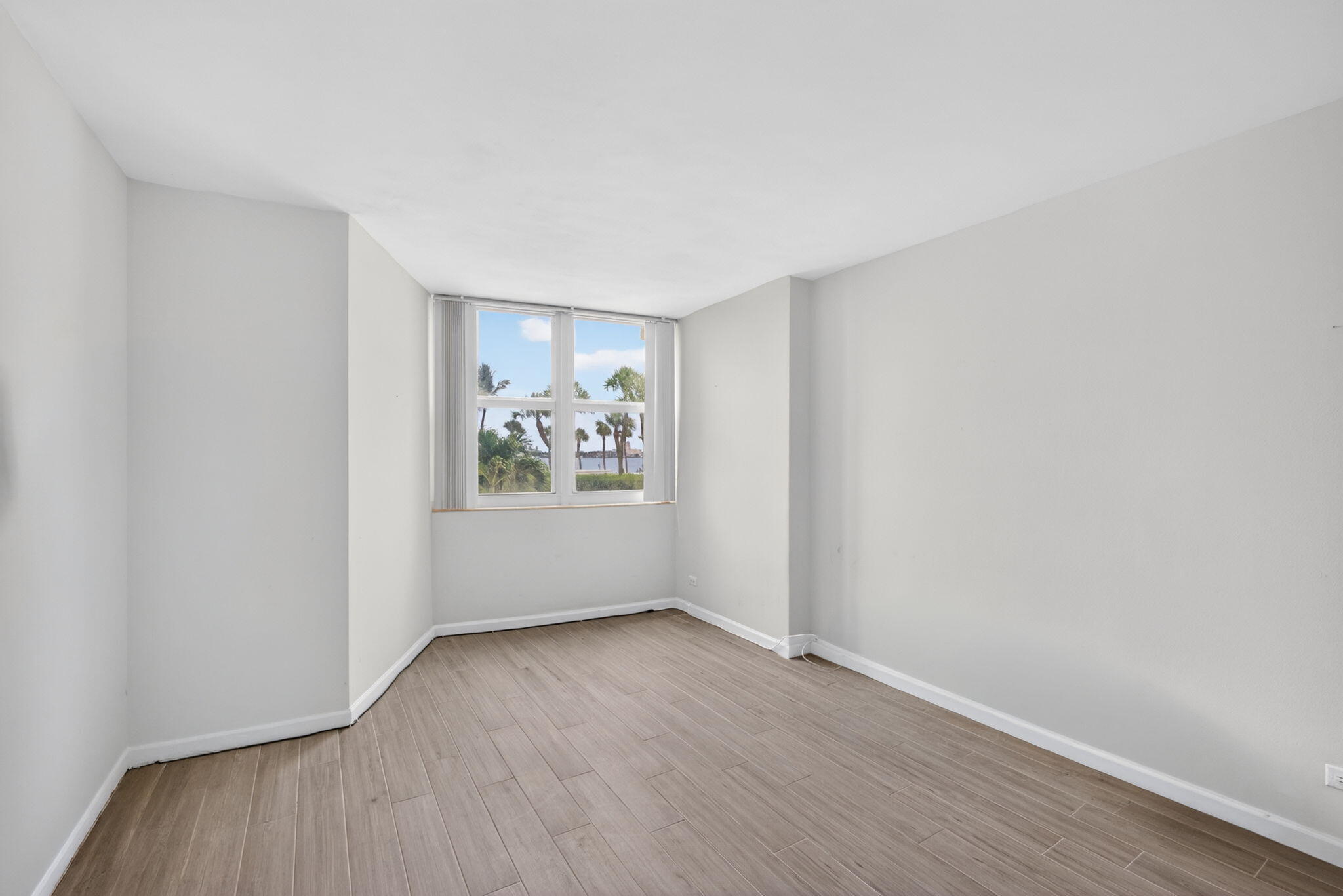 LA FONTANA APTS OF PALM BEACH INC - Residential Lease
