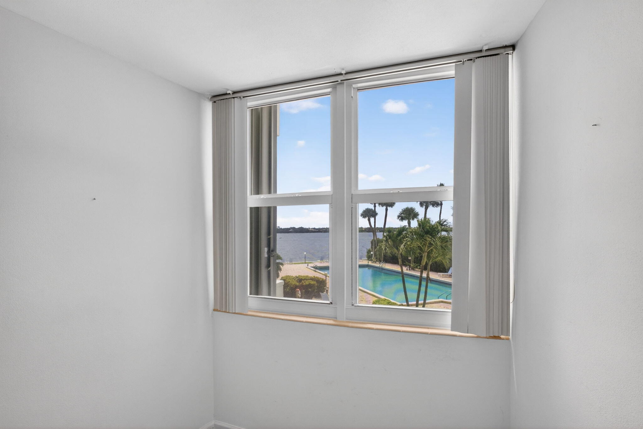 LA FONTANA APTS OF PALM BEACH INC - Residential Lease
