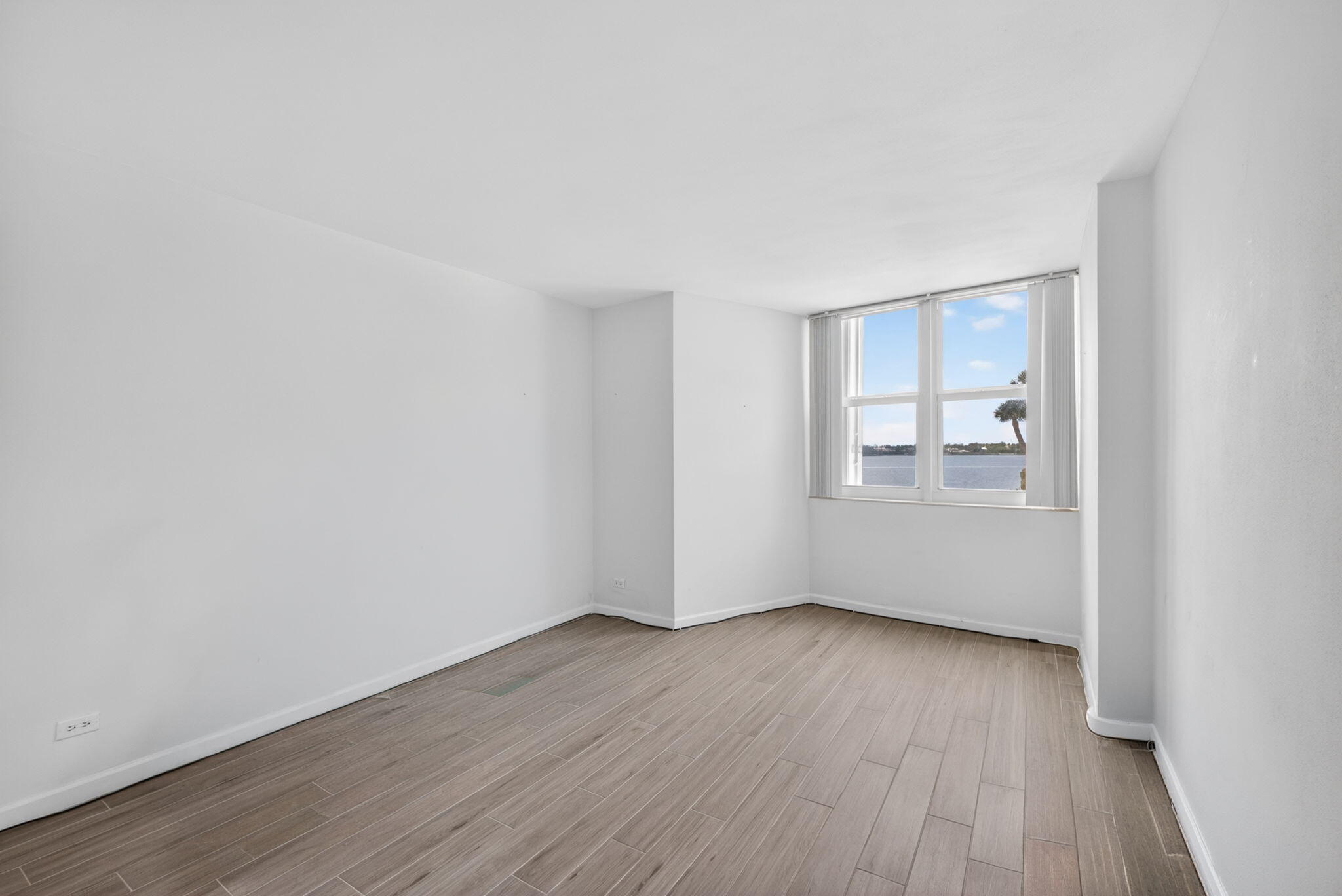 LA FONTANA APTS OF PALM BEACH INC - Residential Lease