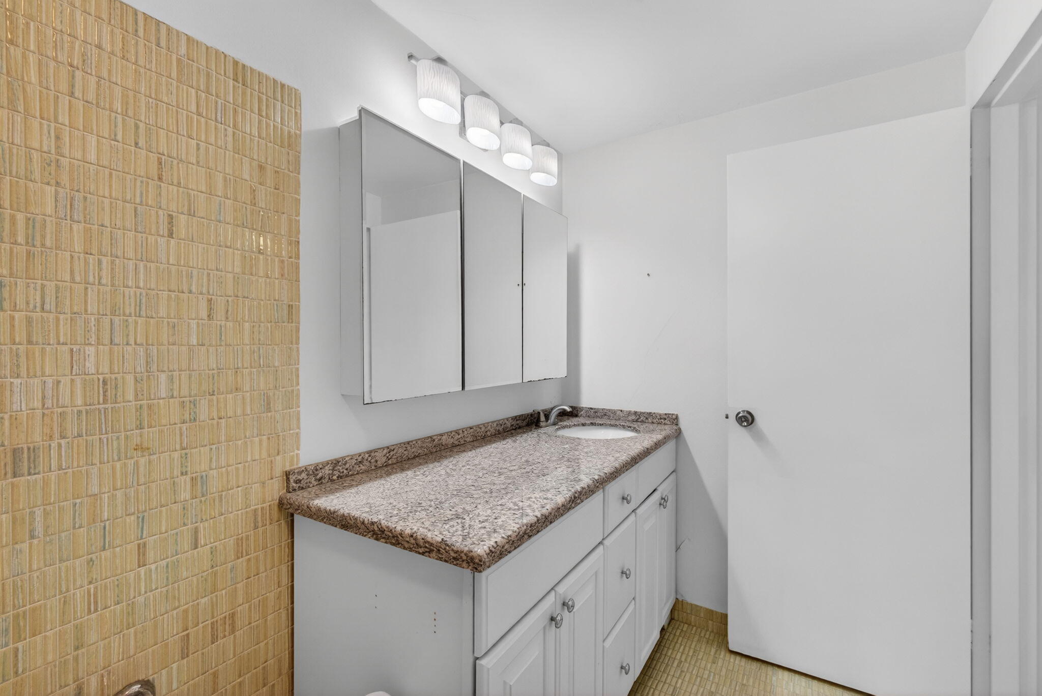 LA FONTANA APTS OF PALM BEACH INC - Residential Lease