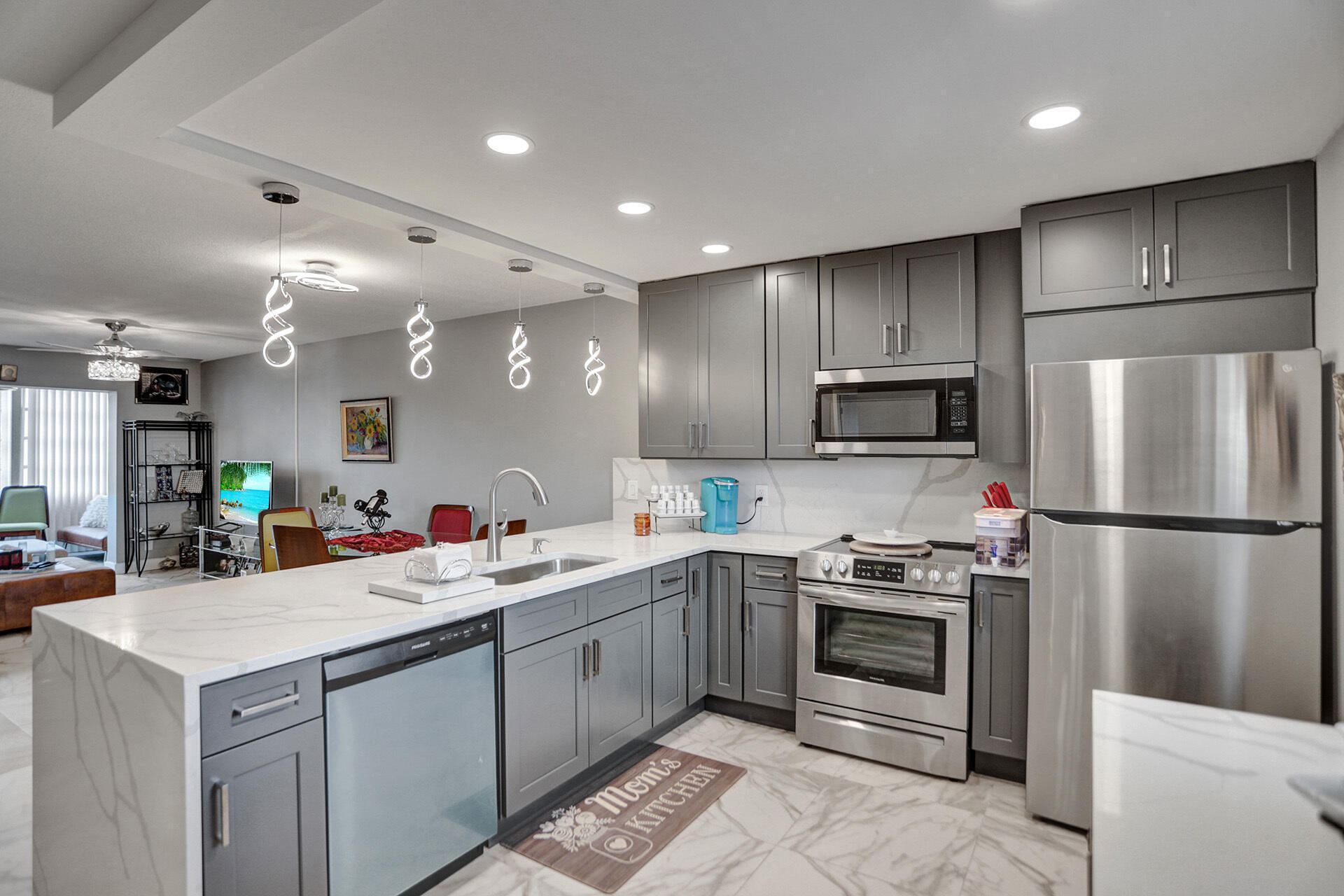 VILLAGE ROYALE ON THE GREEN CONDO - Residential Lease