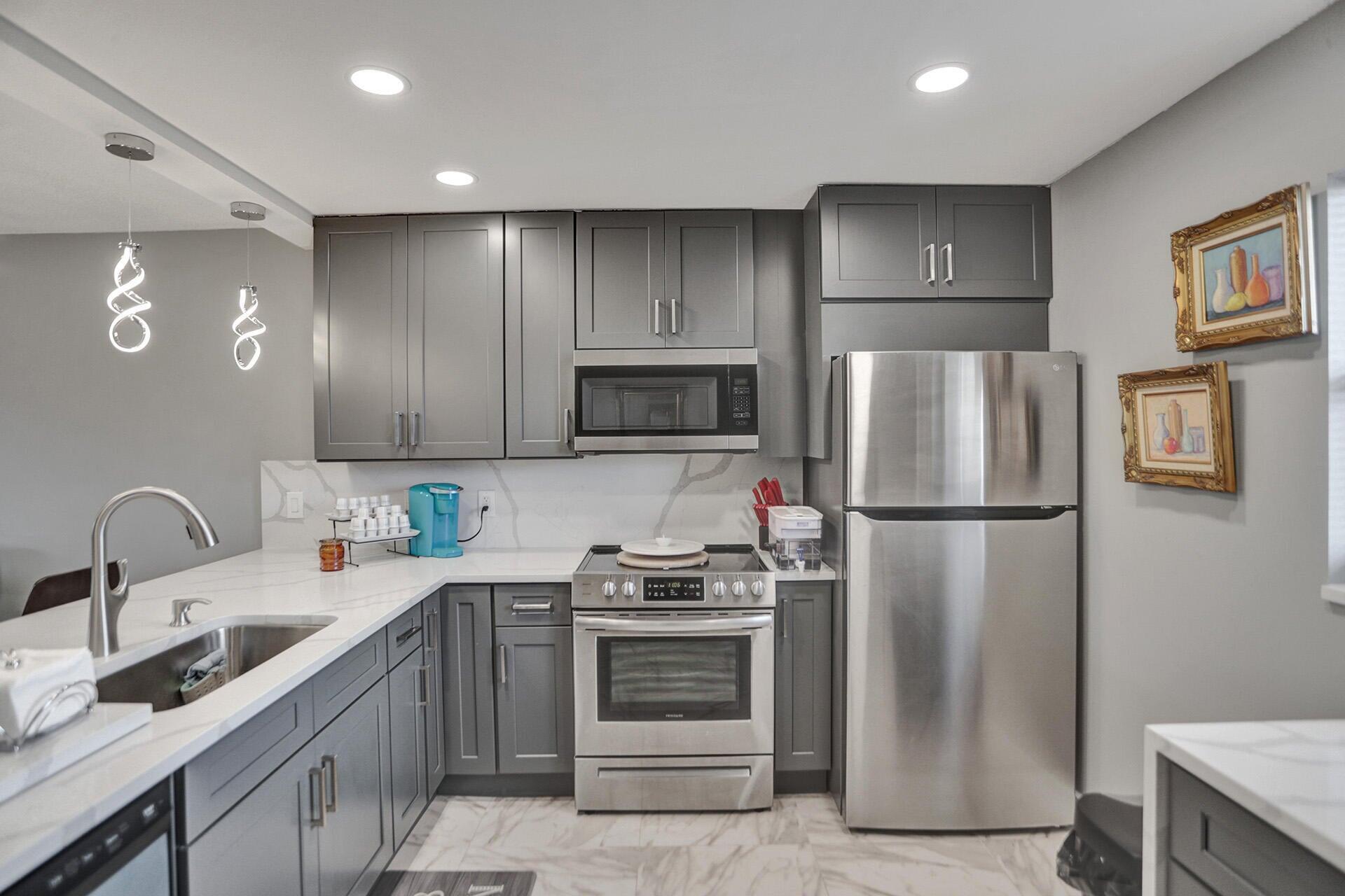 VILLAGE ROYALE ON THE GREEN CONDO - Residential Lease