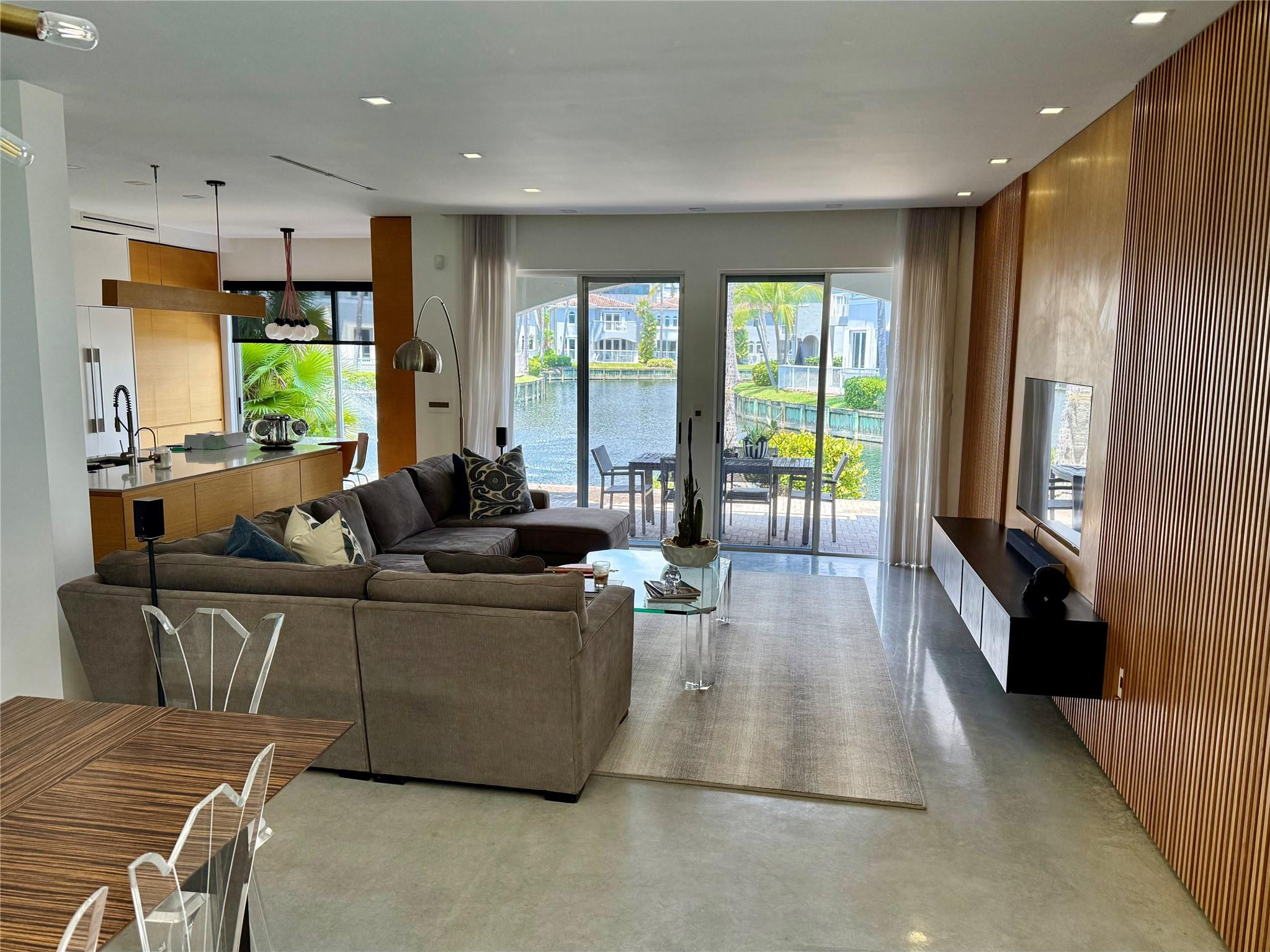 AVENTURA LAKES PHASE 1 - Residential Lease