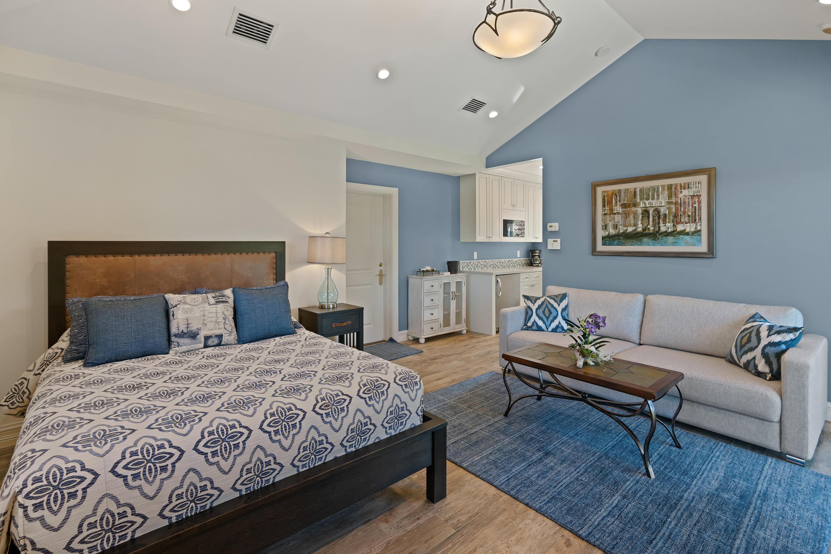 ADMIRALS COVE - Residential
