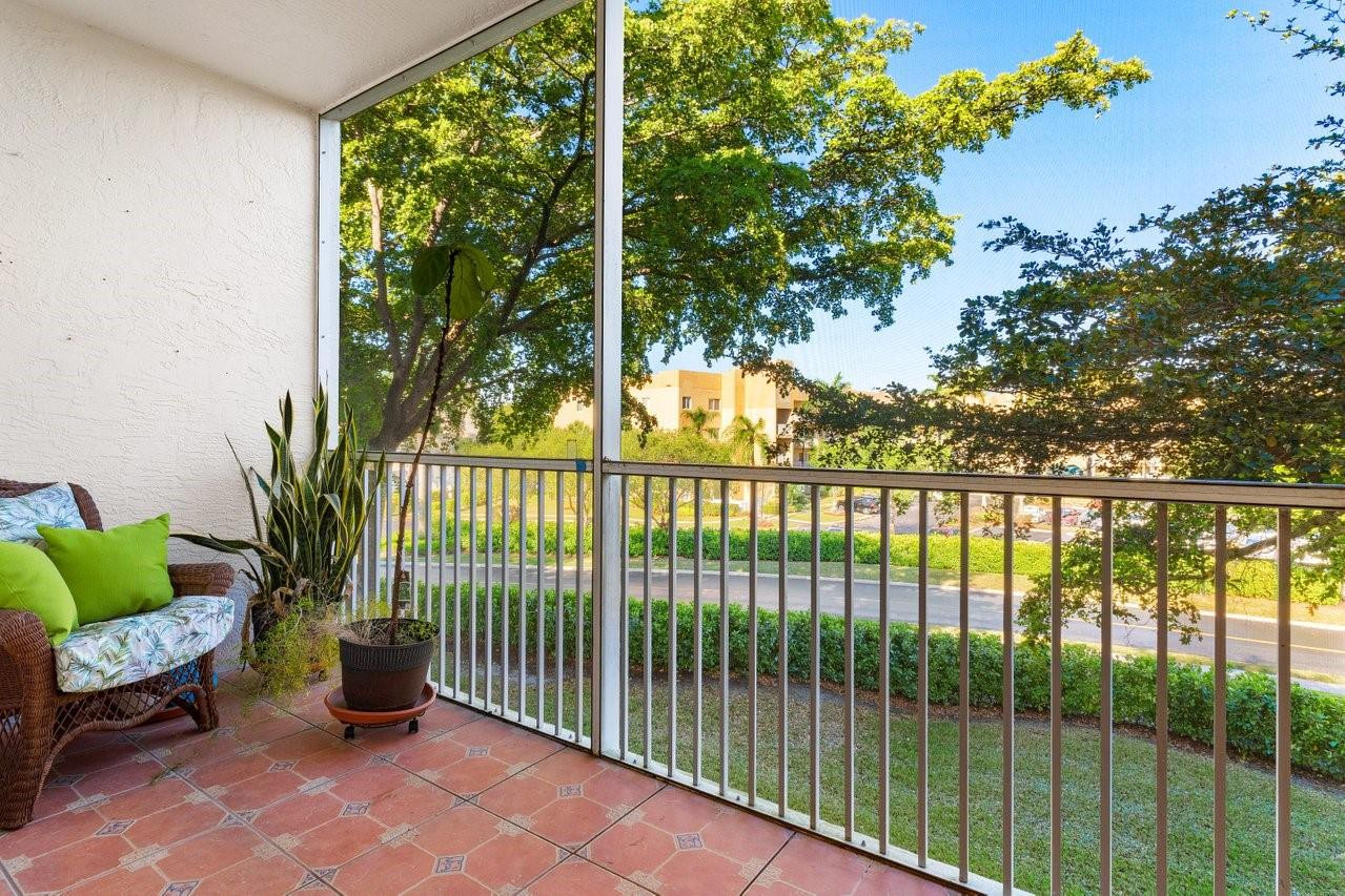 SOUTHAMPTON CONDOMINIUM J - Residential