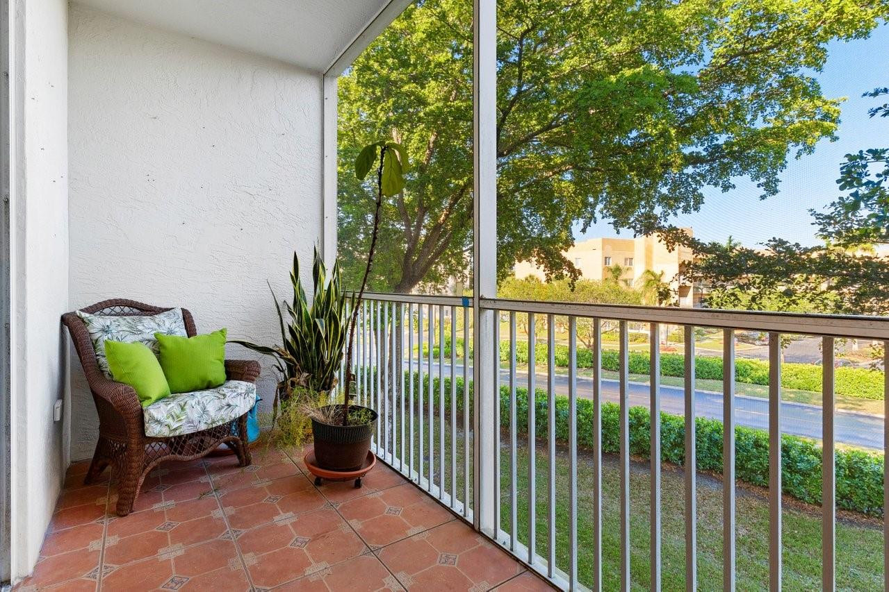 SOUTHAMPTON CONDOMINIUM J - Residential