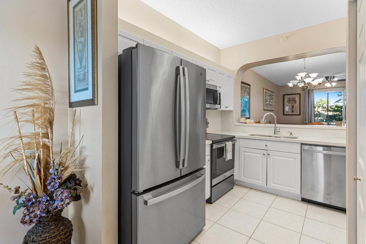 SOUTHAMPTON CONDOMINIUM J - Residential