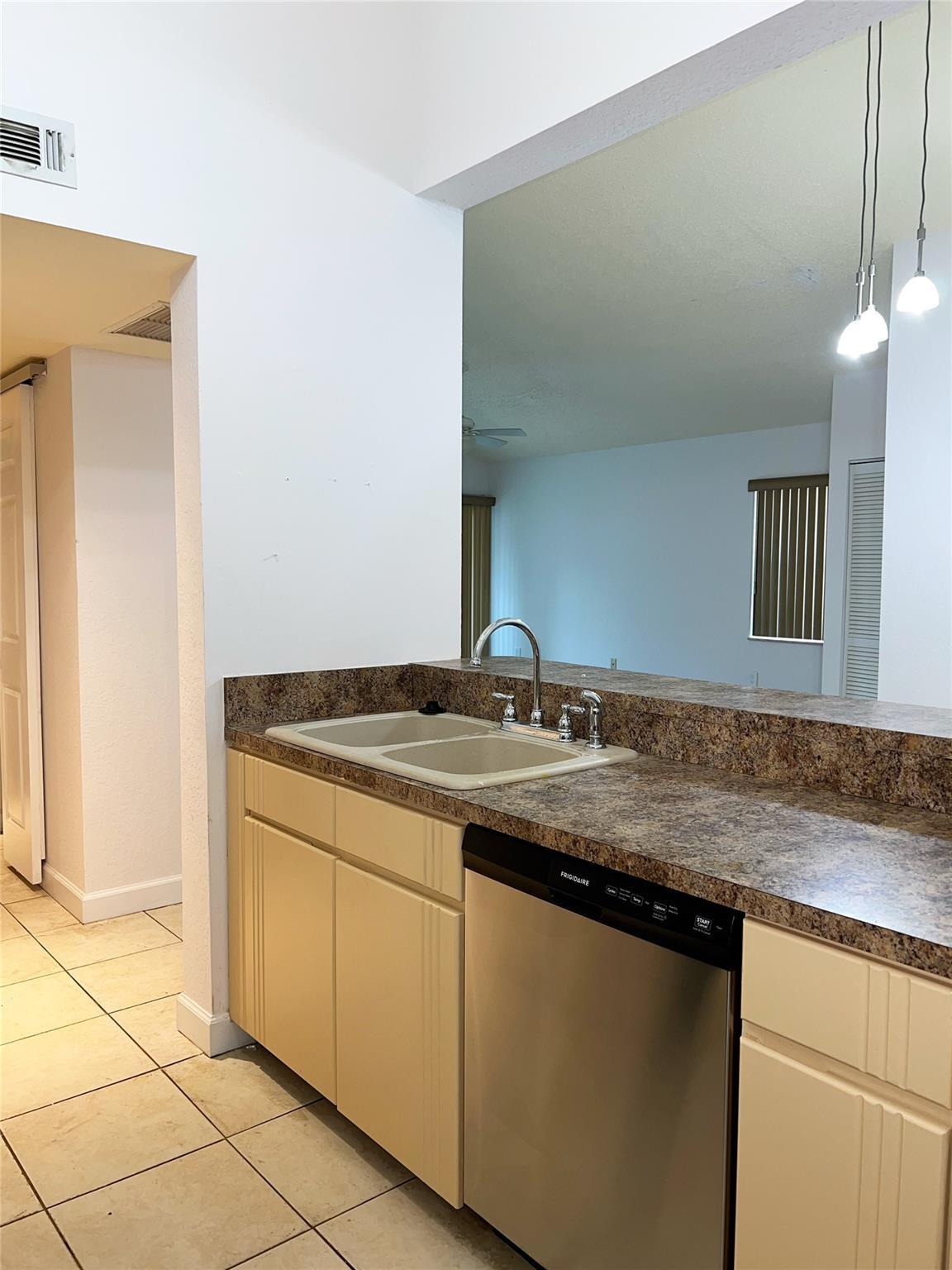 LAKEVIEW CLUB CONDO - Residential Lease