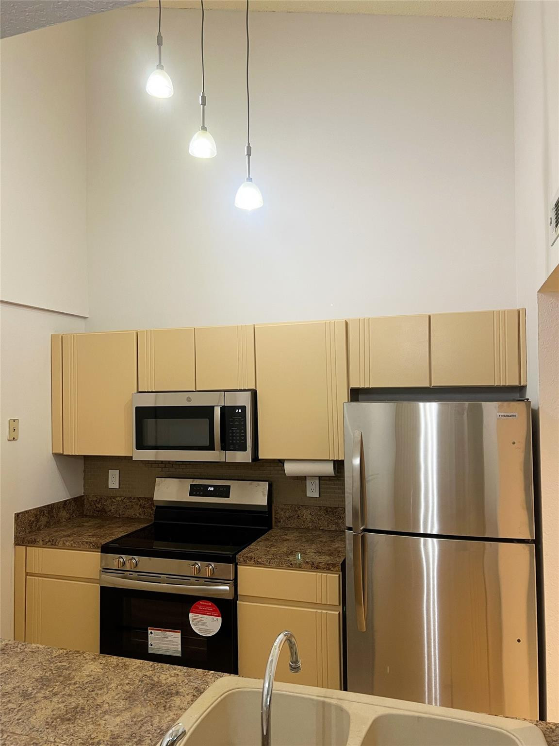 LAKEVIEW CLUB CONDO - Residential Lease