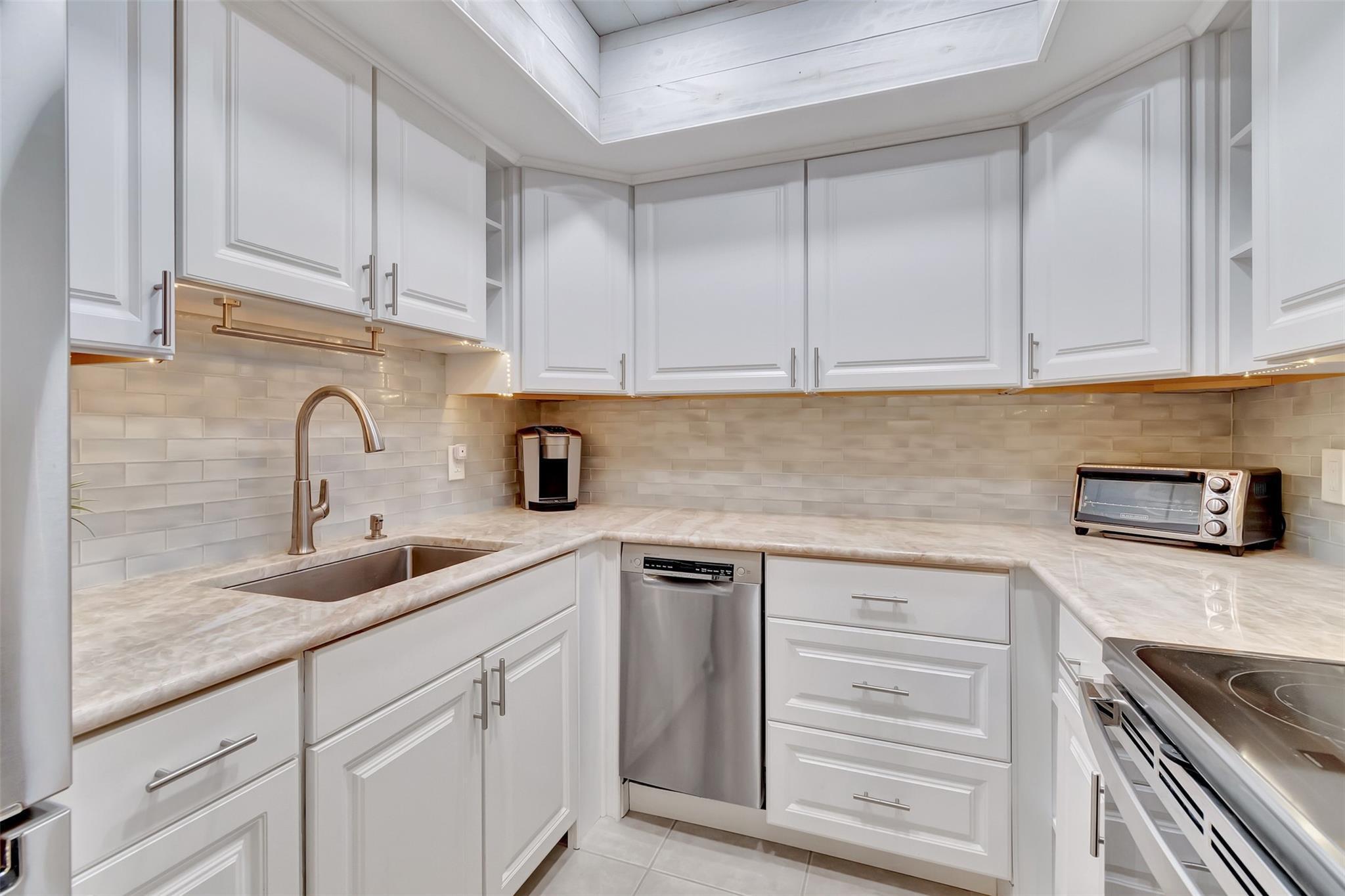 DELHAVEN CONDO - Residential Lease
