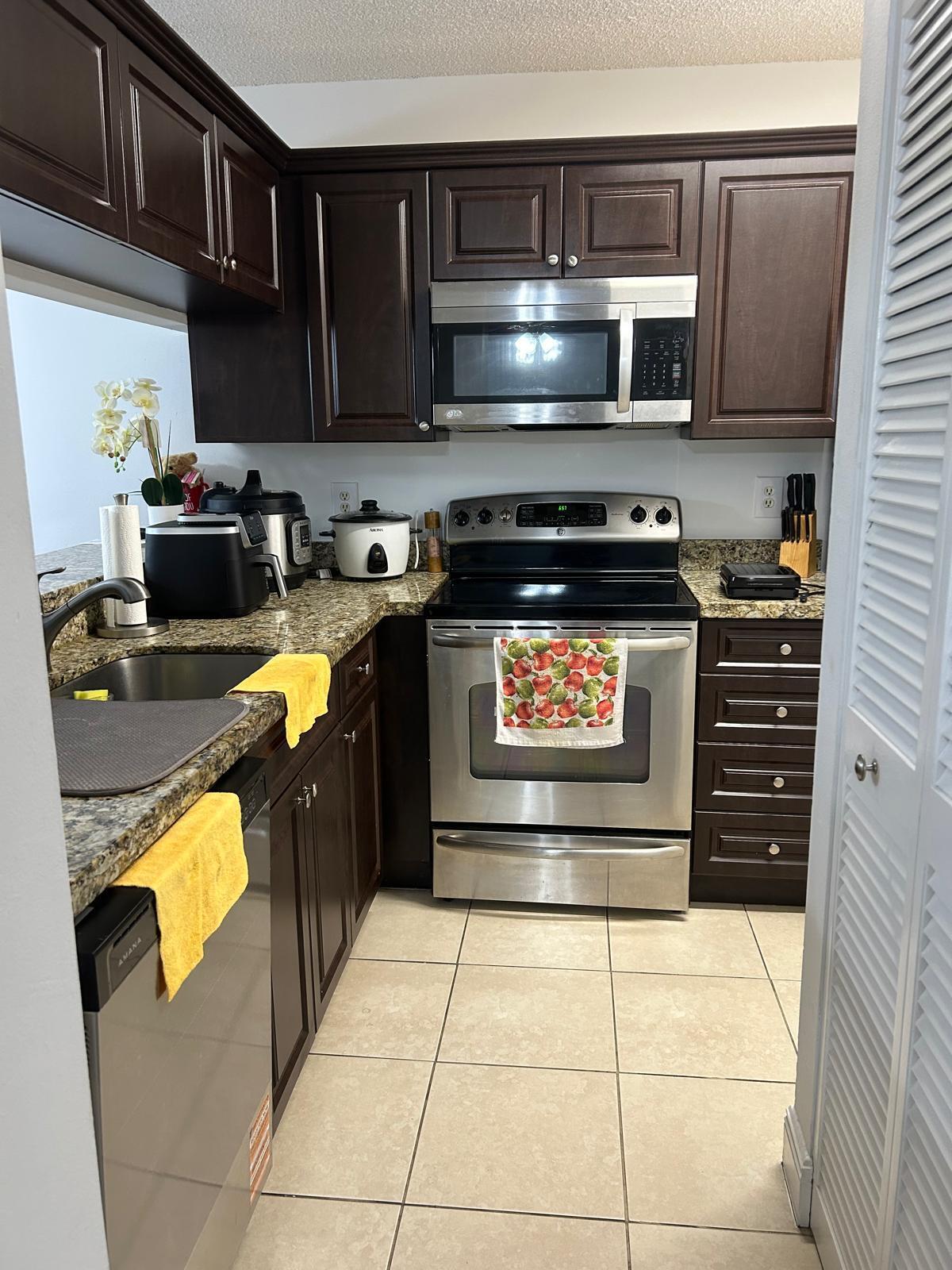 STERLING VILLAGES OF PALM BEACH LAKES CONDO - Residential Lease