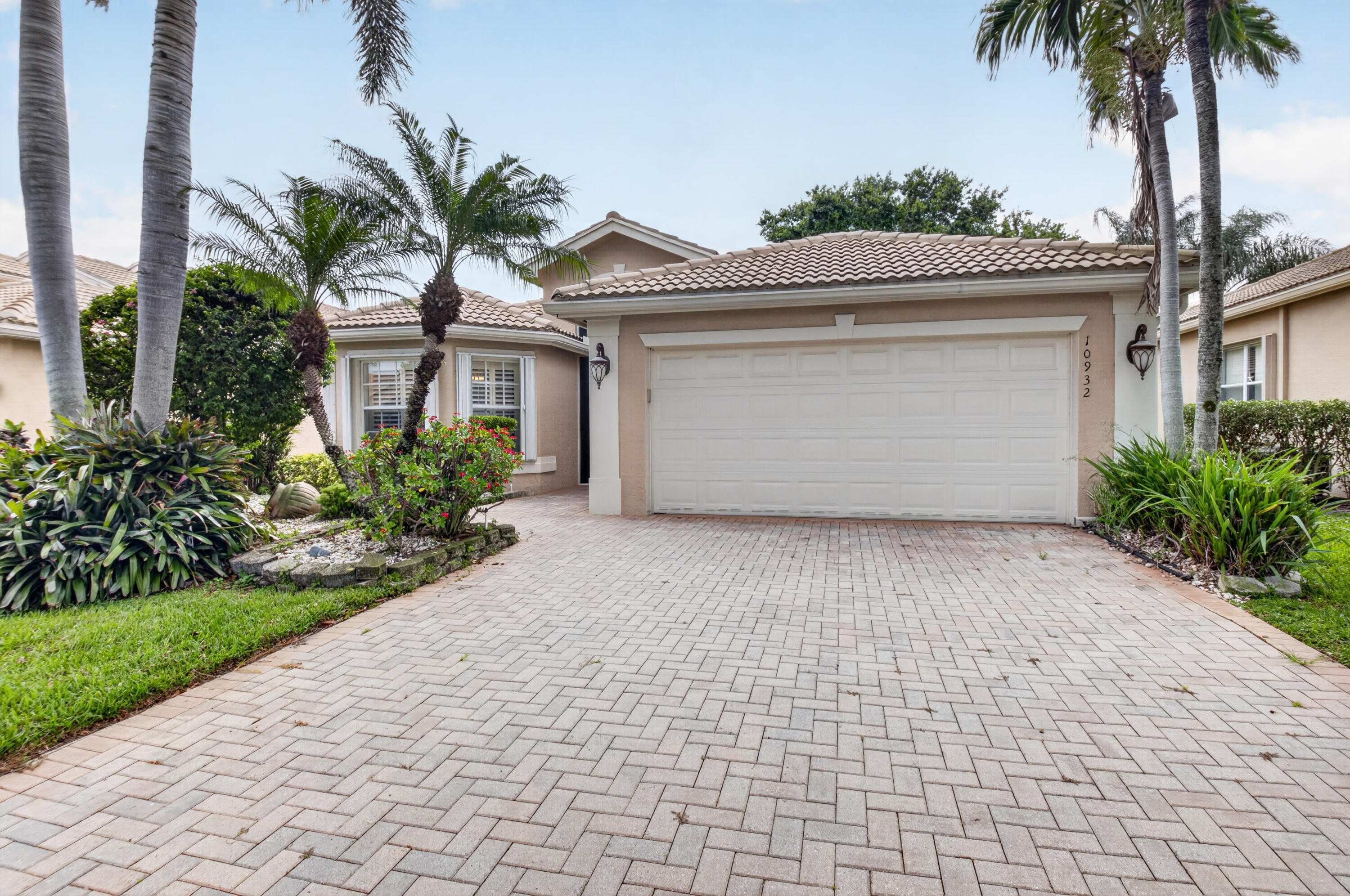 VALENCIA POINTE 1 - Residential