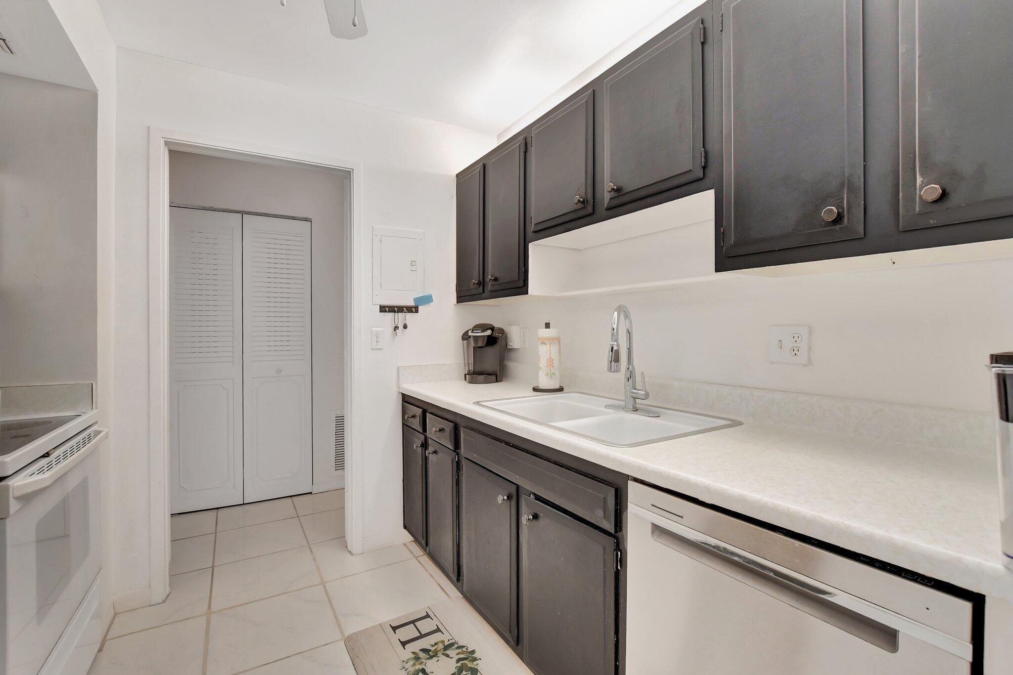 BOCA TOWERS CONDO PORTION - Residential Lease