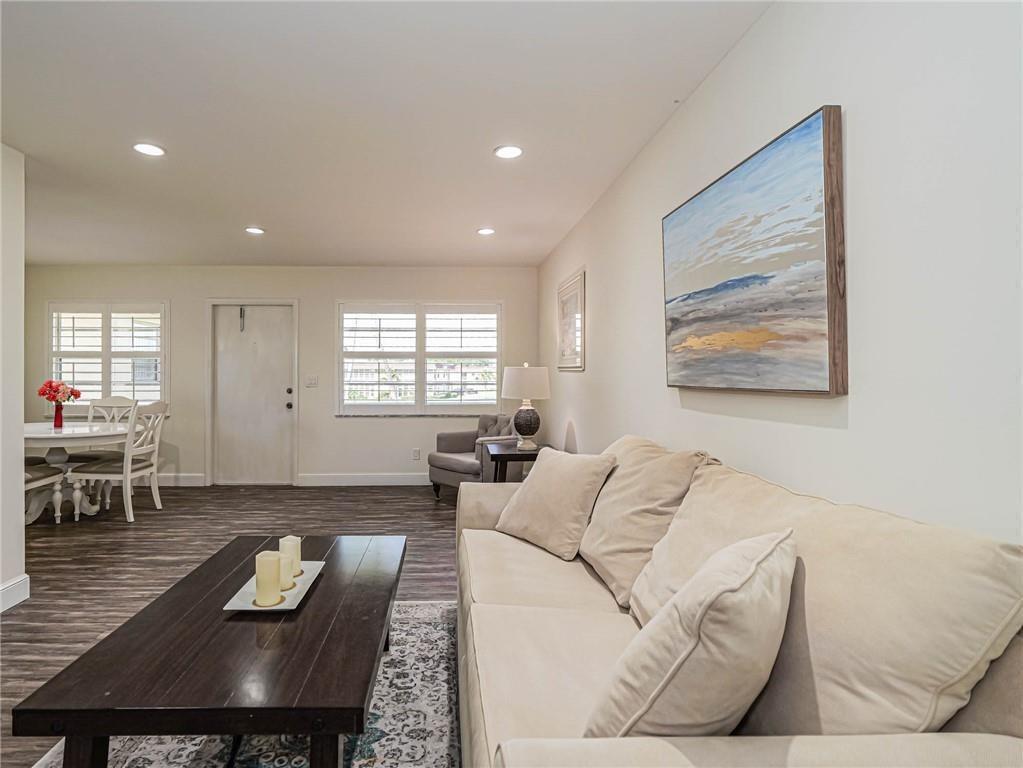 VISTA ROYALE PHASE IV BLDGS 83-111 - Residential Lease