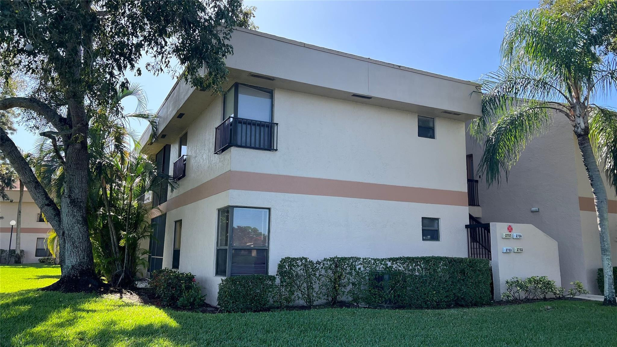 APPLEWOOD VILLAGE - Residential