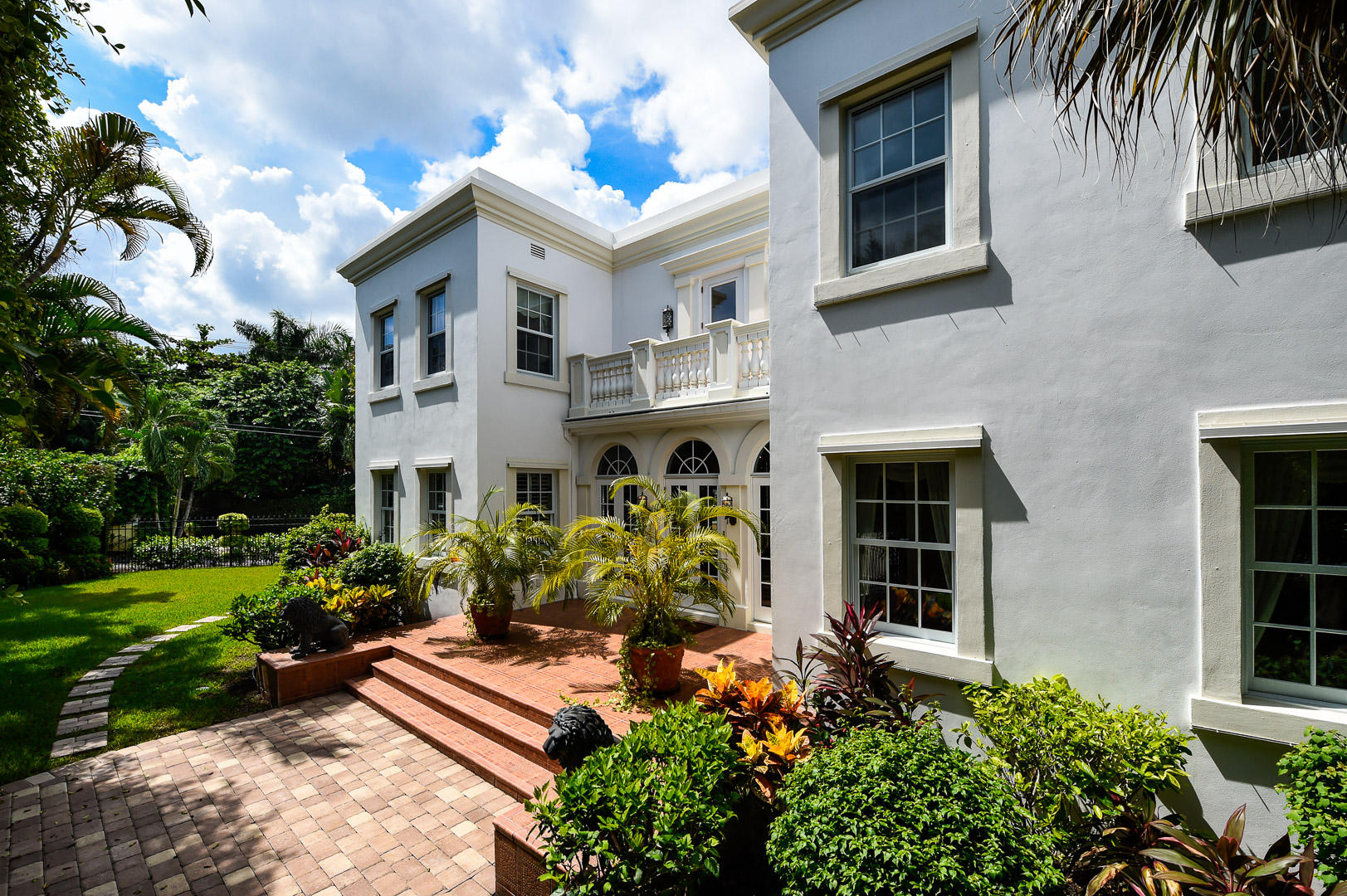 Excellent In-Town location between Barton Avenue and Clarke Avenue. 3BR/4BA home with 2BR/2BA guest house. Features oversized living room, eat-in chef’s kitchen, formal dining room, and family room. Great outdoor spaces include loggia, covered patio, terrace, and pool.