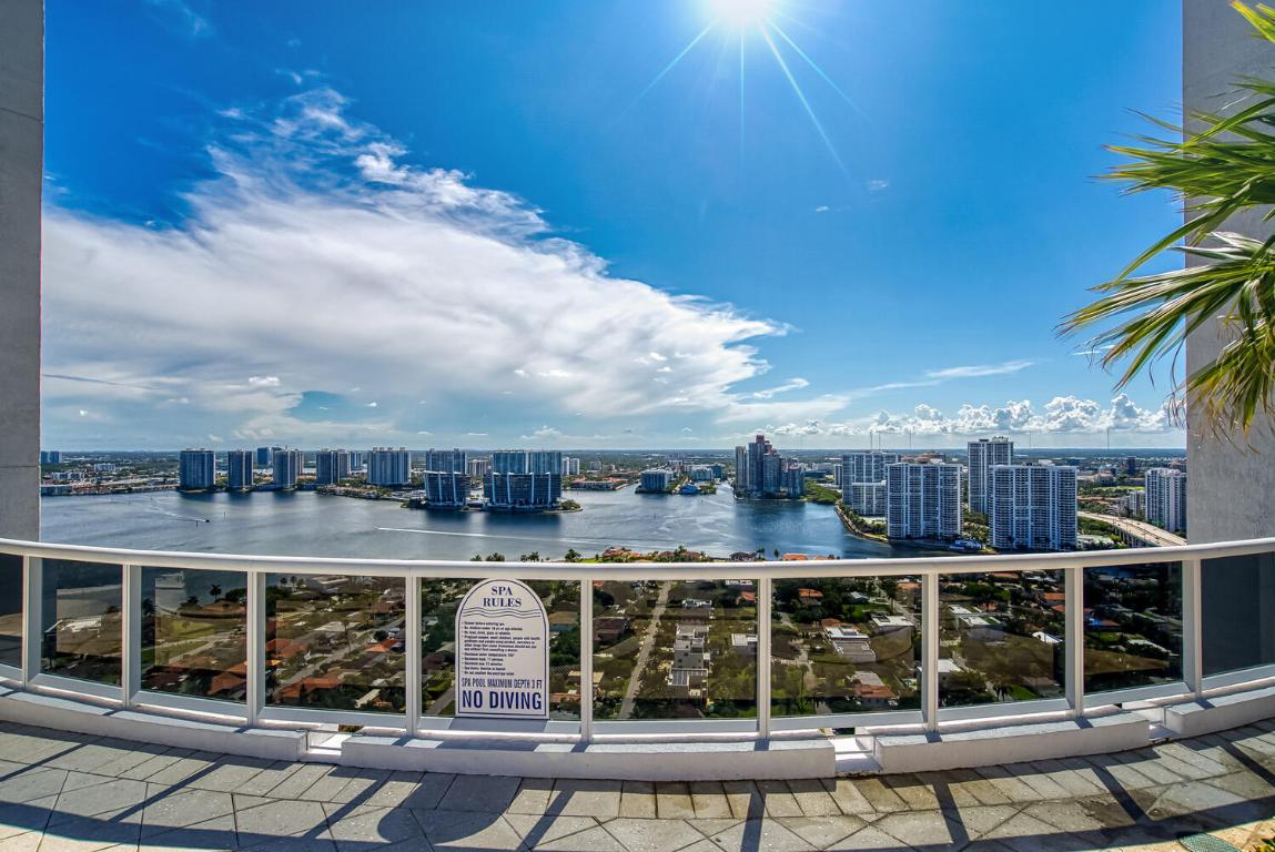 OCEAN THREE - Residential