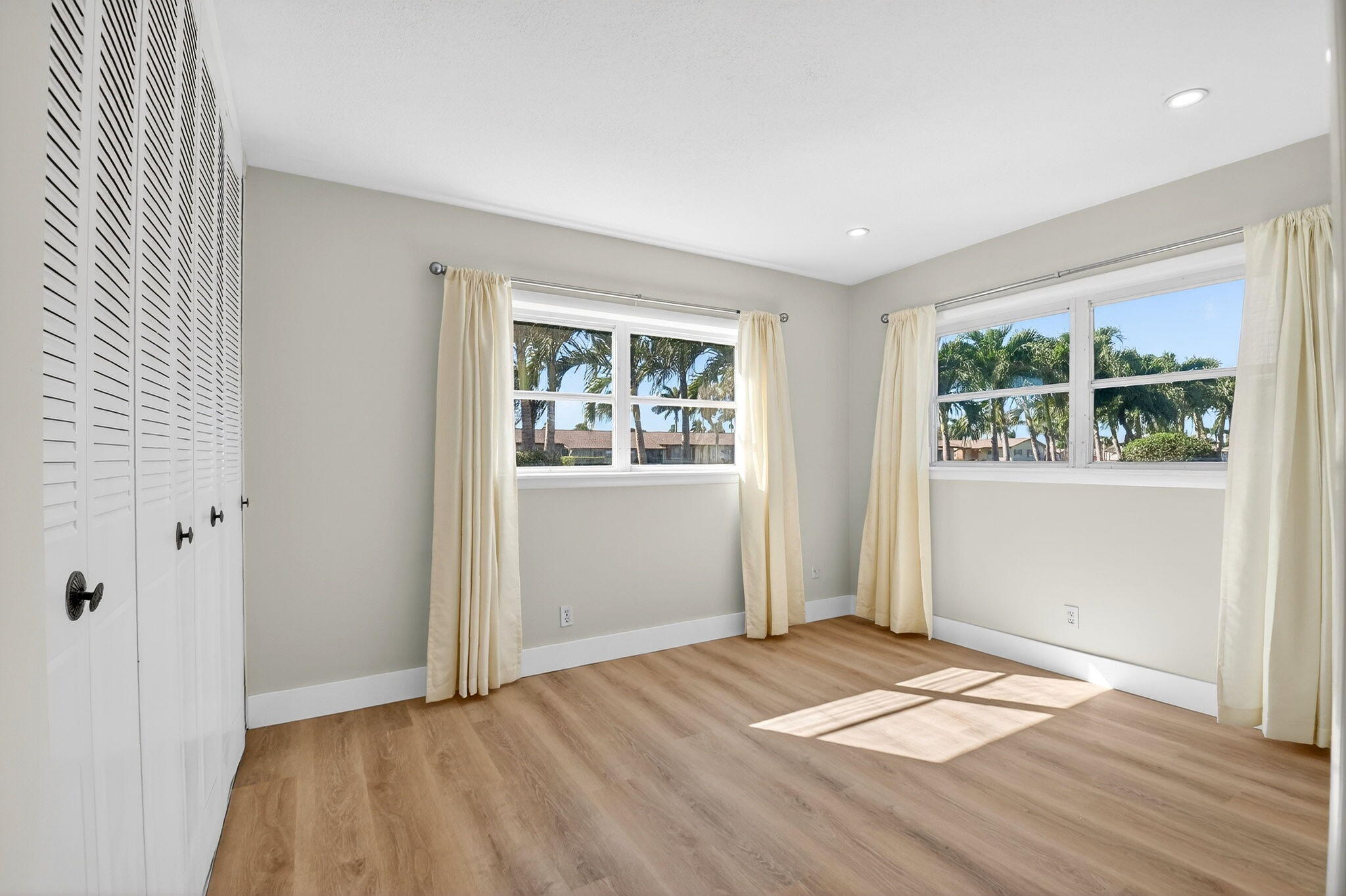 CRESTHAVEN VILLAS CONDO 24 - Residential