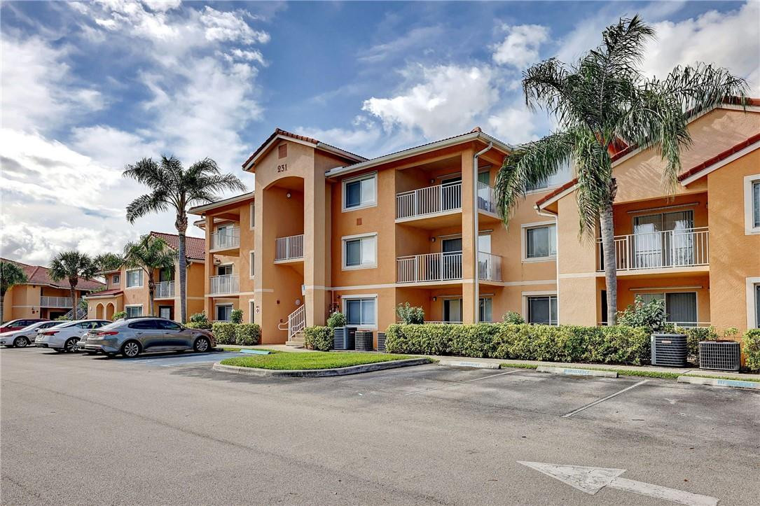 Newly remodeled 3 bed 2 bath unit with fresh paint, new carpet, and open kitchen with granite counters and SS appliances, updated bathrooms and an open patio. Nice gated community with clubhouse, pool, tennis and fitness center located close to restaurants, golf and shopping.