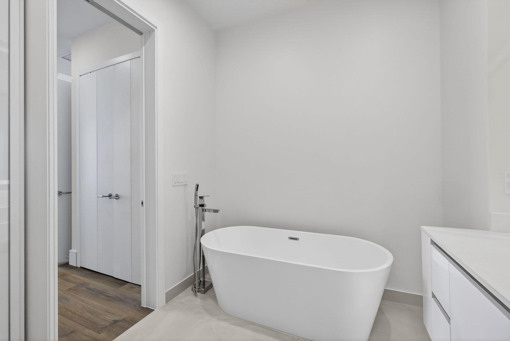 NAUTILUS 220 CONDO - Residential