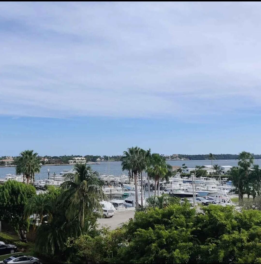 HYPOLUXOS MARINERS CAY CONDO - Residential