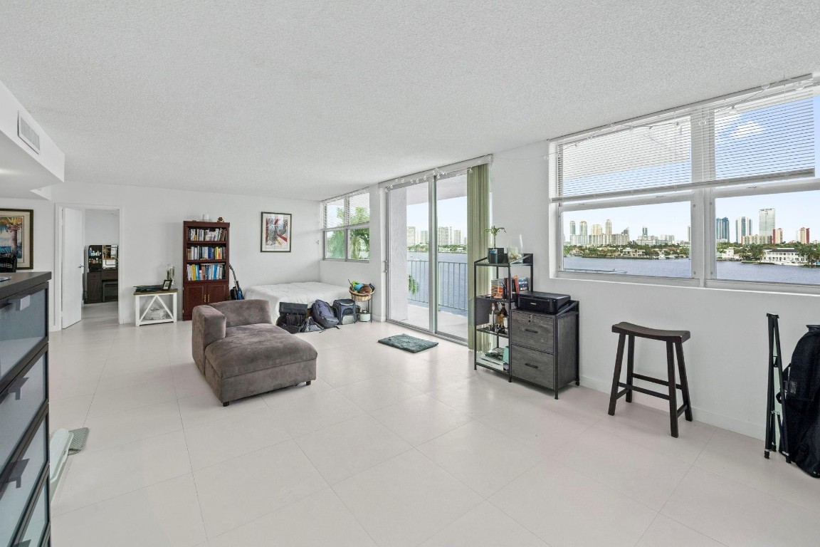 Reed East Condo - Residential