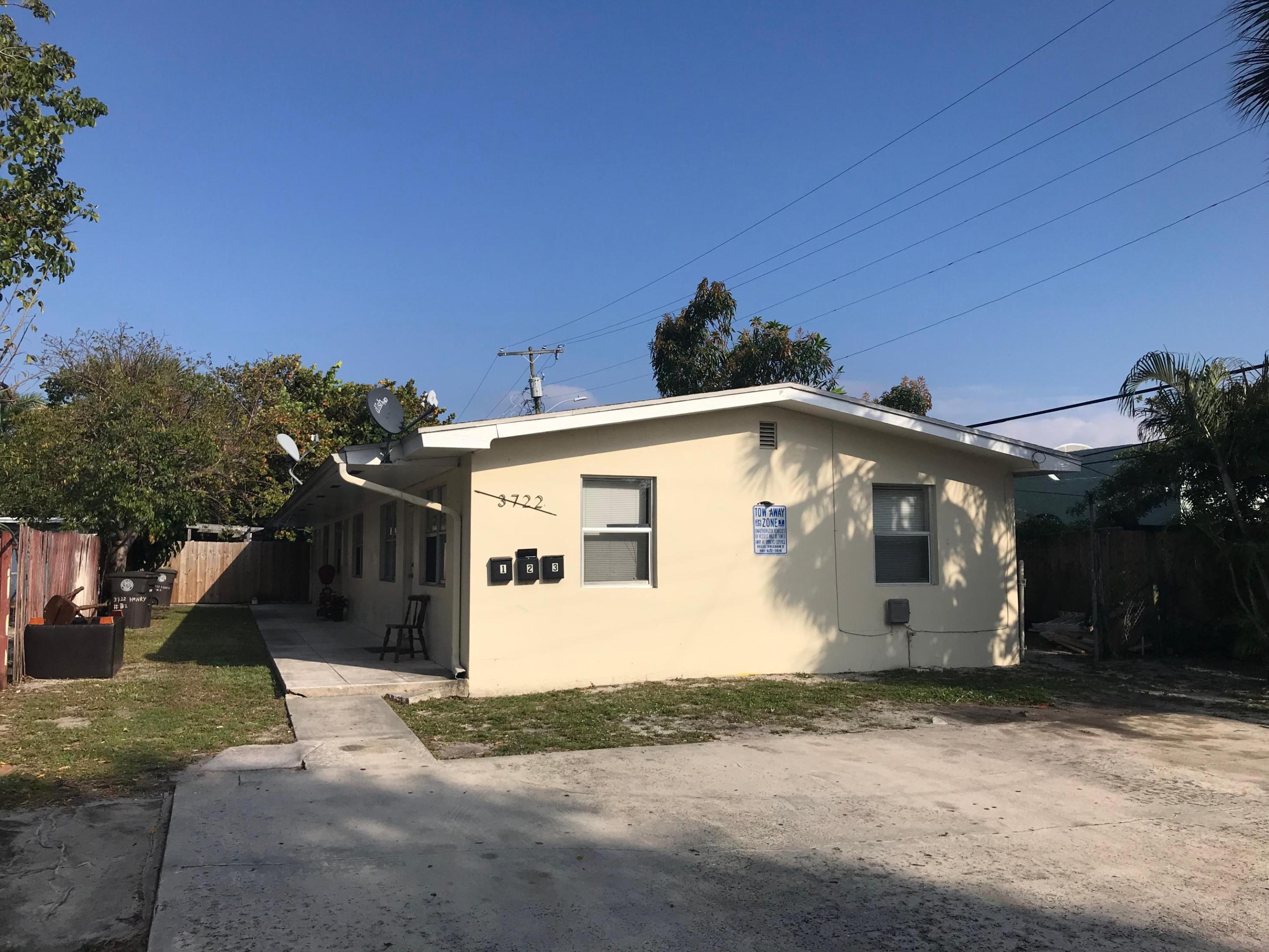 1 bedroom and 1 bathroom unit located in a dead-end street. Vinyl flooring. Central a/c. Upgraded kitchen with granite countertop and bathroom. Water included.