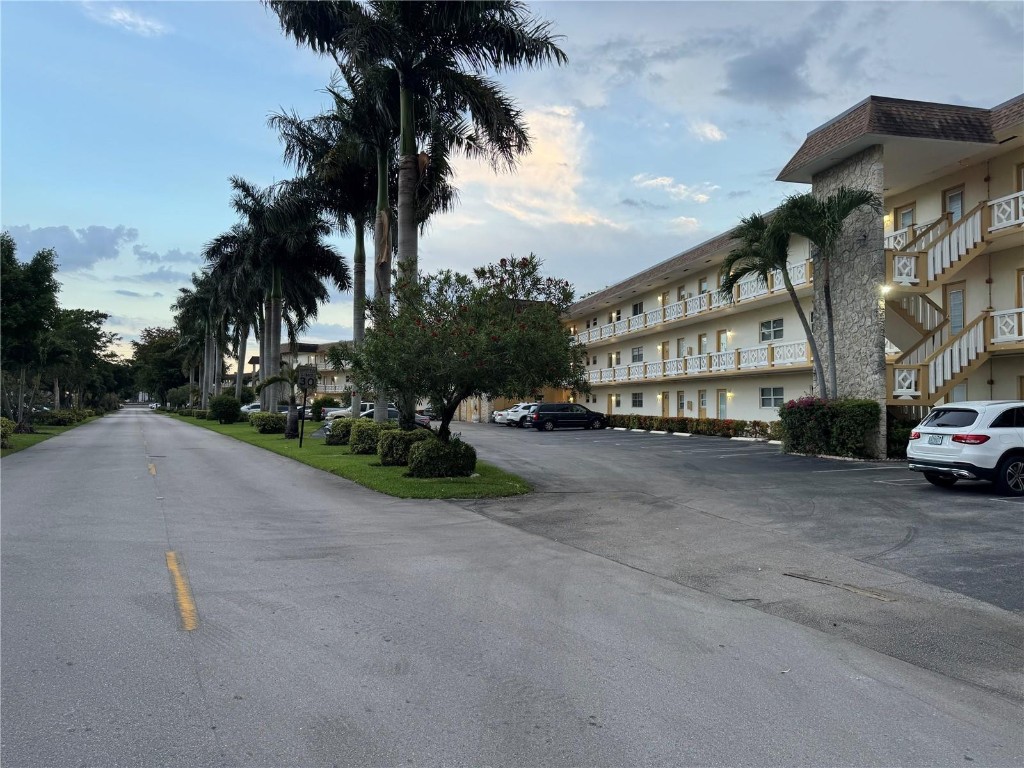 Welcome to your tropical retreat nestled in the heart of Oakland park. A condo right near Florida medical center.Motivated.