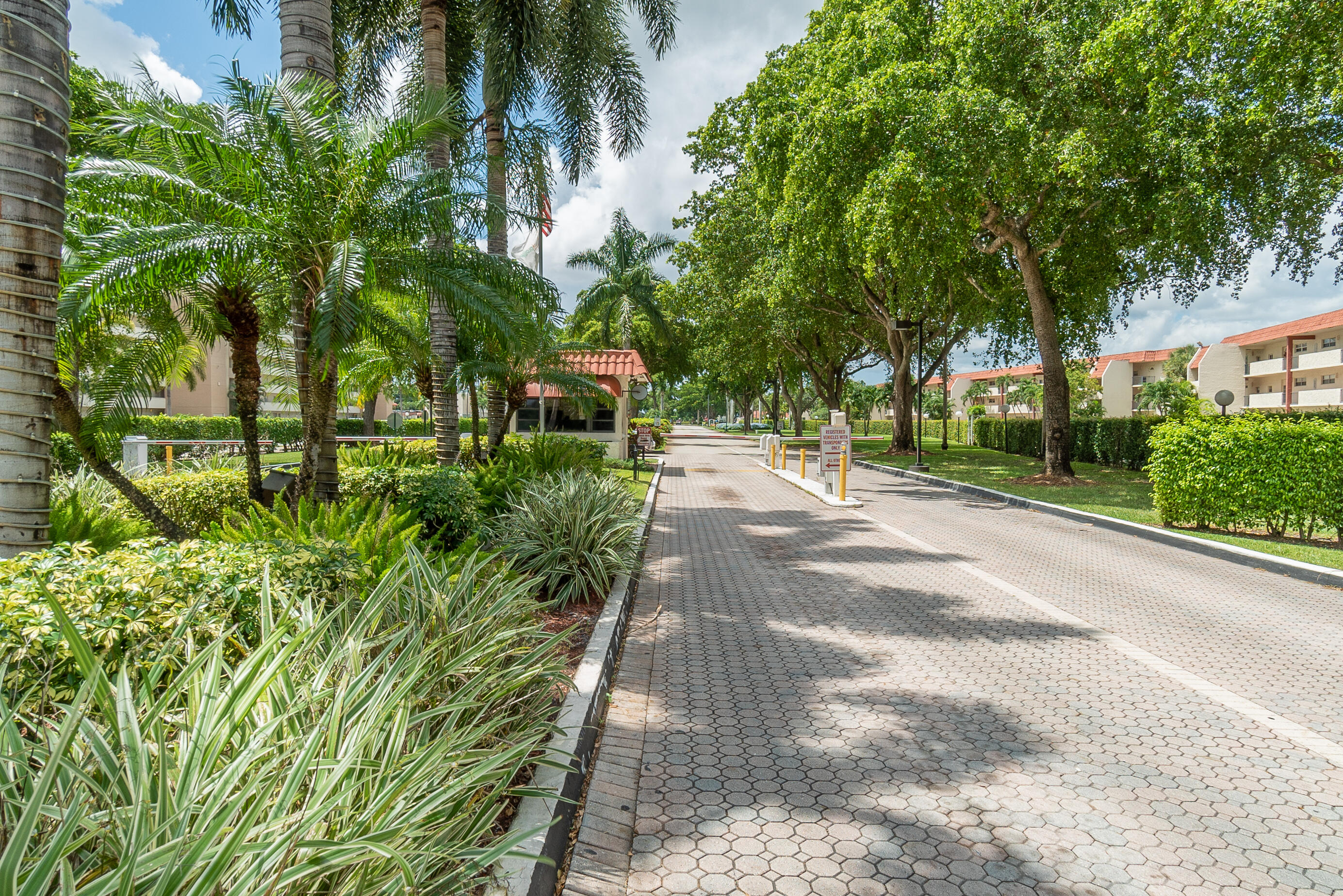 HOLLYBROOK GOLF AND TENNIS CLUB - Residential